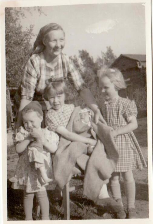 Tunnistettu. Kuvassa on äiti Anni Alaverronen ja hänen tyttärensä Aila, Anneli, Armi ja Anita. Anita on Ailan sylissä. 