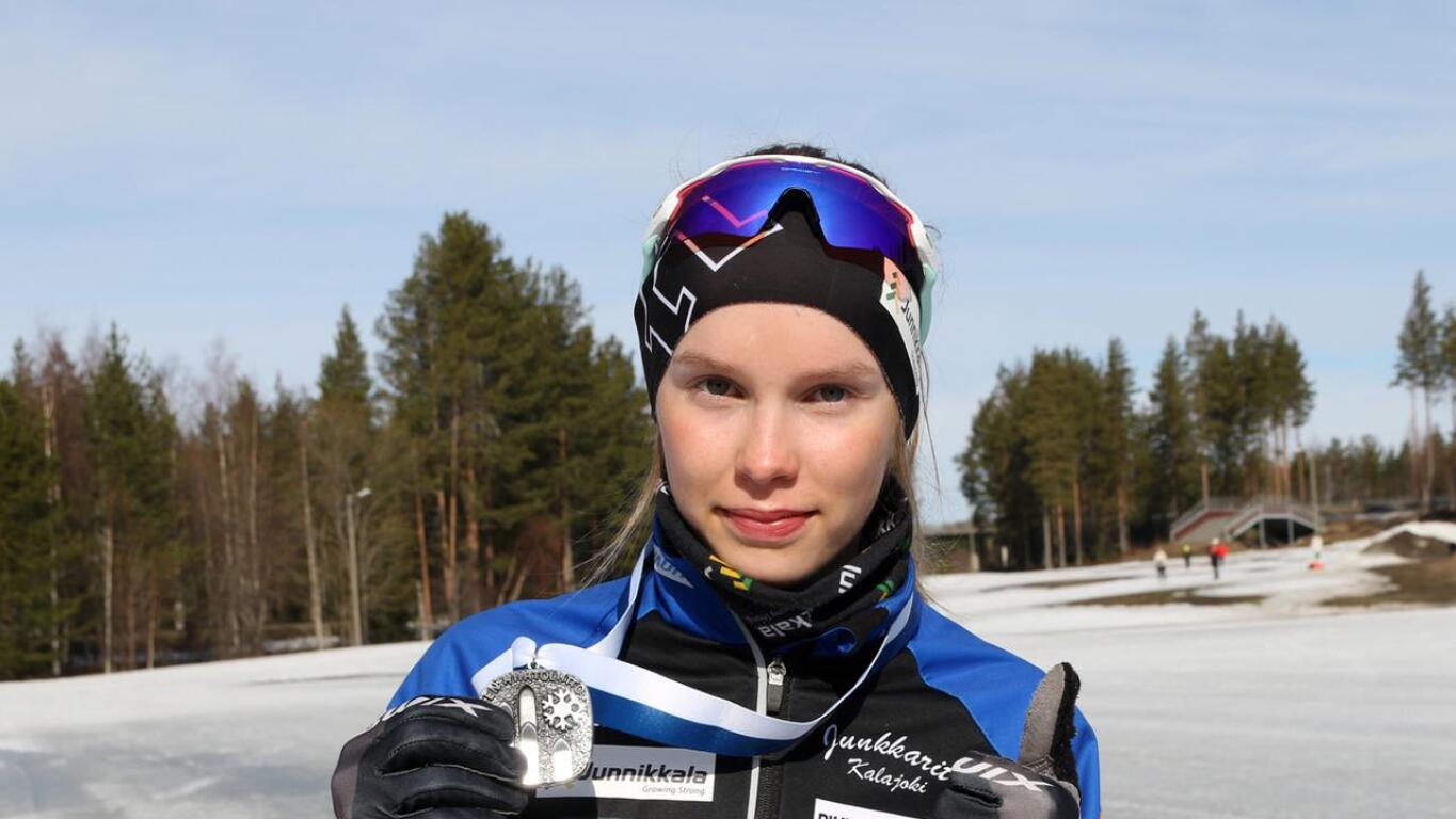 Iida Vuollet päätti hiihtokautensa nuorten SM-hopeaan.