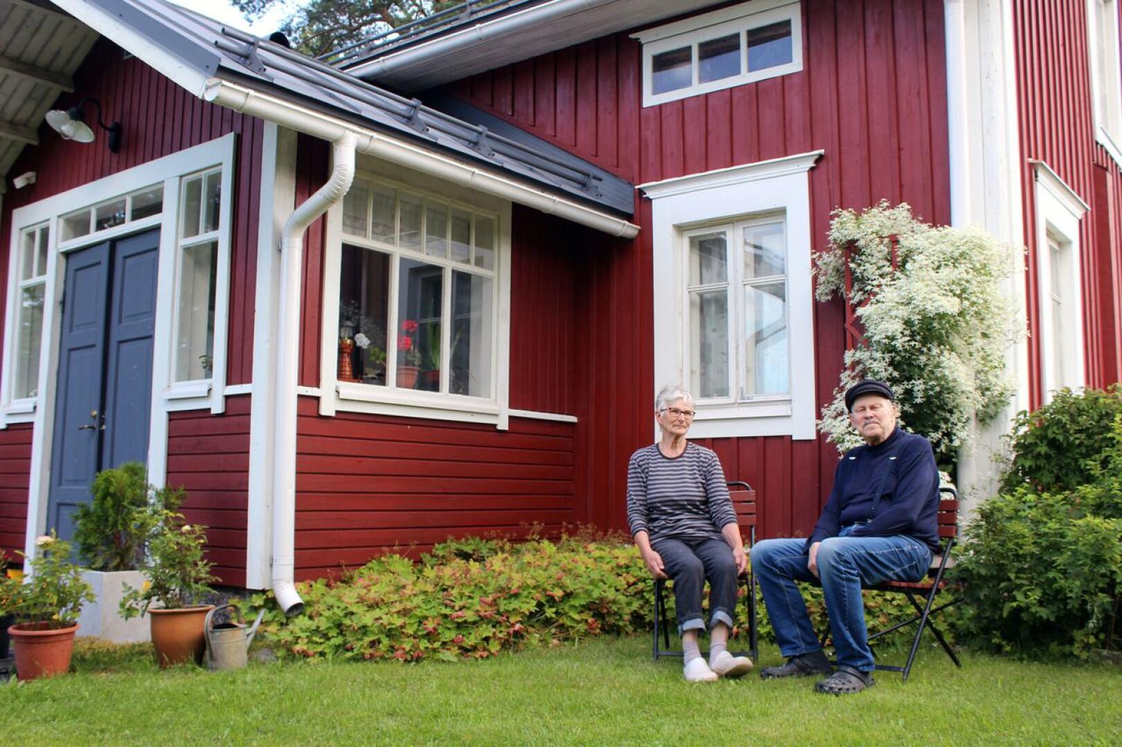 Ritva ja Jouko Oravisjärven 170-vuotias talo ja vehreä pihapuutarha oli yksi Ihanat vanhat pihat ja rakennukset -teemapäivän tutustumiskohteista.
