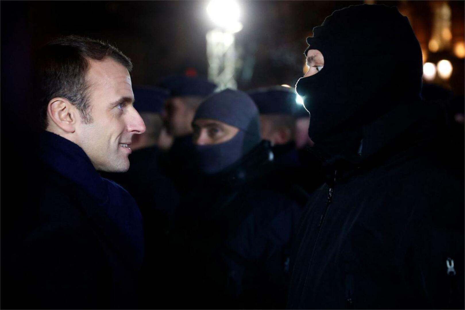 Ranskan presidentti Emmanuel Macron vieraili perjantaina Strasbourgissa ja tapasi muun muassa paikallisia poliiseja joulutorin lähellä. LEHTIKUVA/AFP 