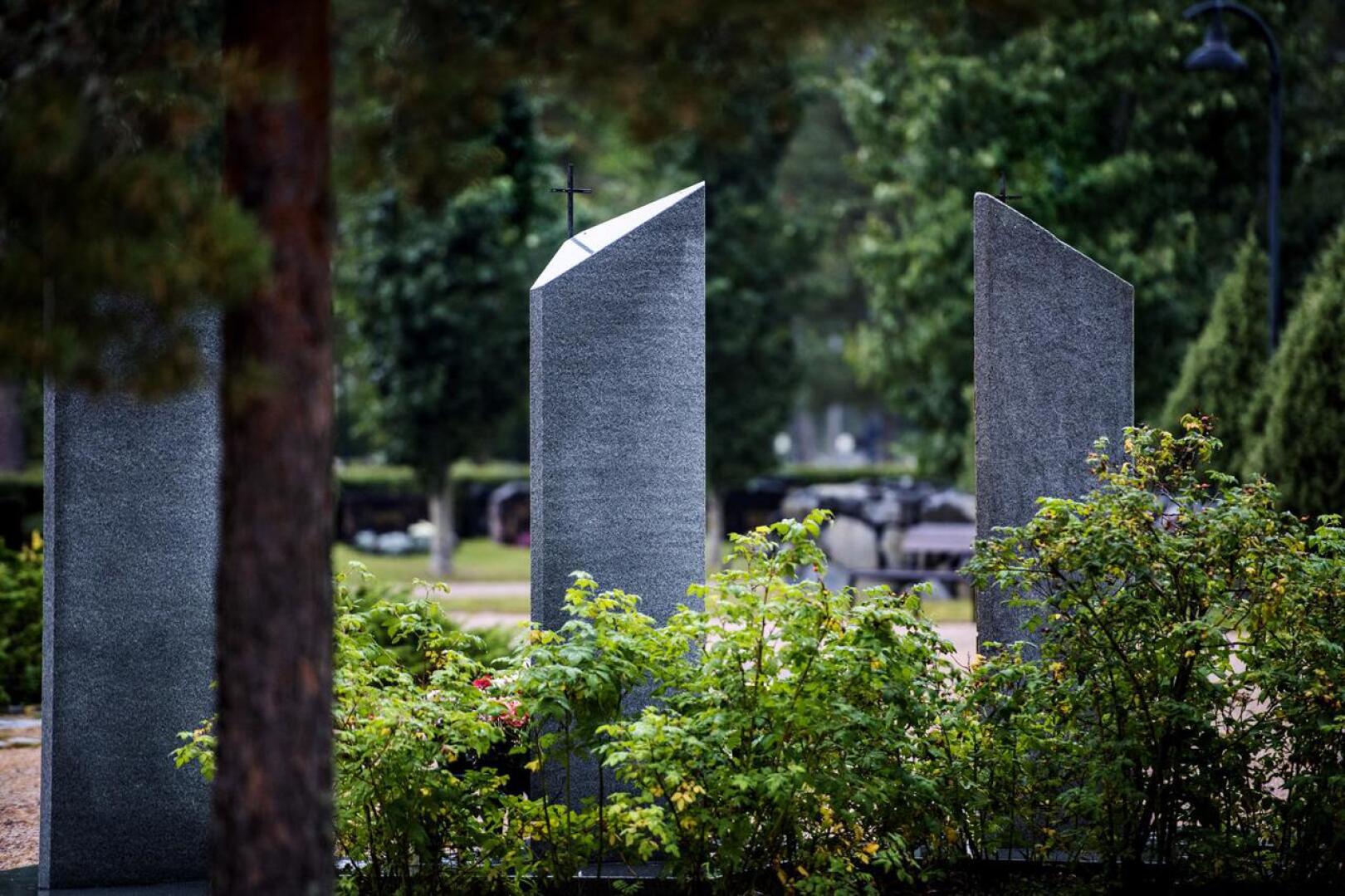 Annan hautausmaalla on muistolehdon yhteinen muistomerkki. Tuhka tai uurna haudataan muistolehtoon sulan maan aikana.