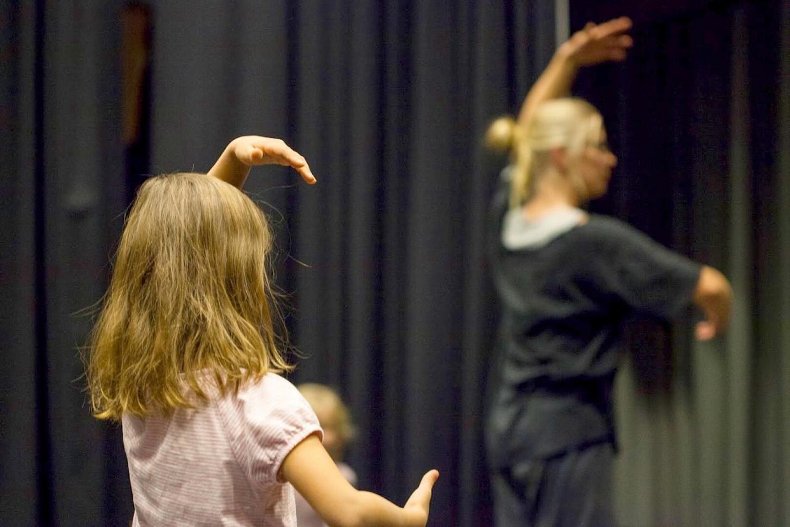 Kuvassa on Wava-opiston tanssijoita. Alueellinen tanssikattaus on nähtävillä lauantaina Pietarsaaressa.