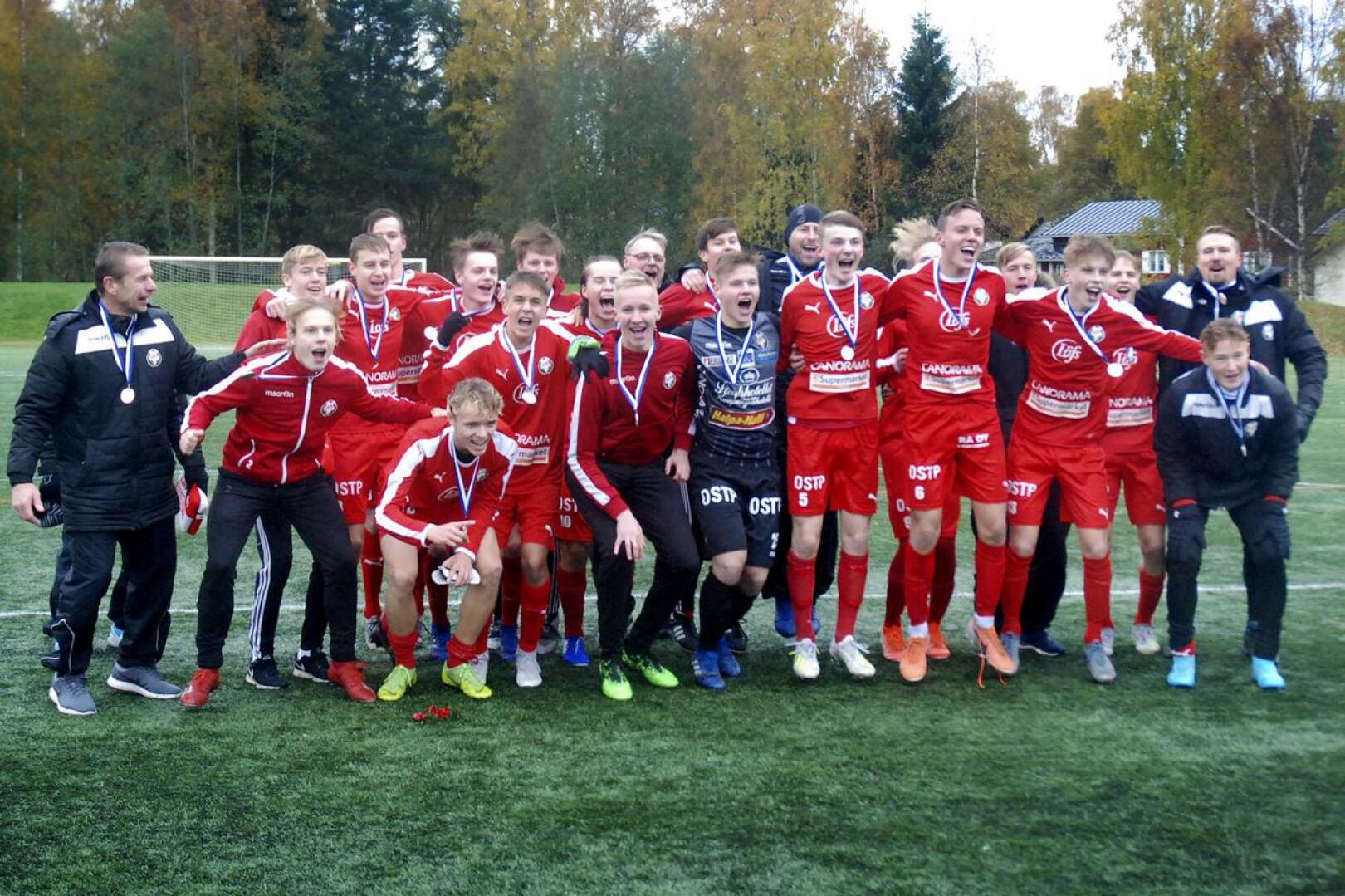 Pietarsaaren Jaro juhli B-poikien SM-hopeaa kauden päätteeksi.