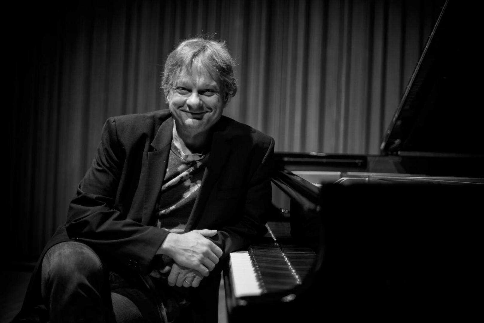 Kansainvälisesti tunnettu pianisti-säveltäjä Iiro Rantala kertoo ”My Finnish Calendar” -konsertissa musiikillaan –  ja välispiikeissä – miten suomalainen kokee vuodenaikojen muutokset.