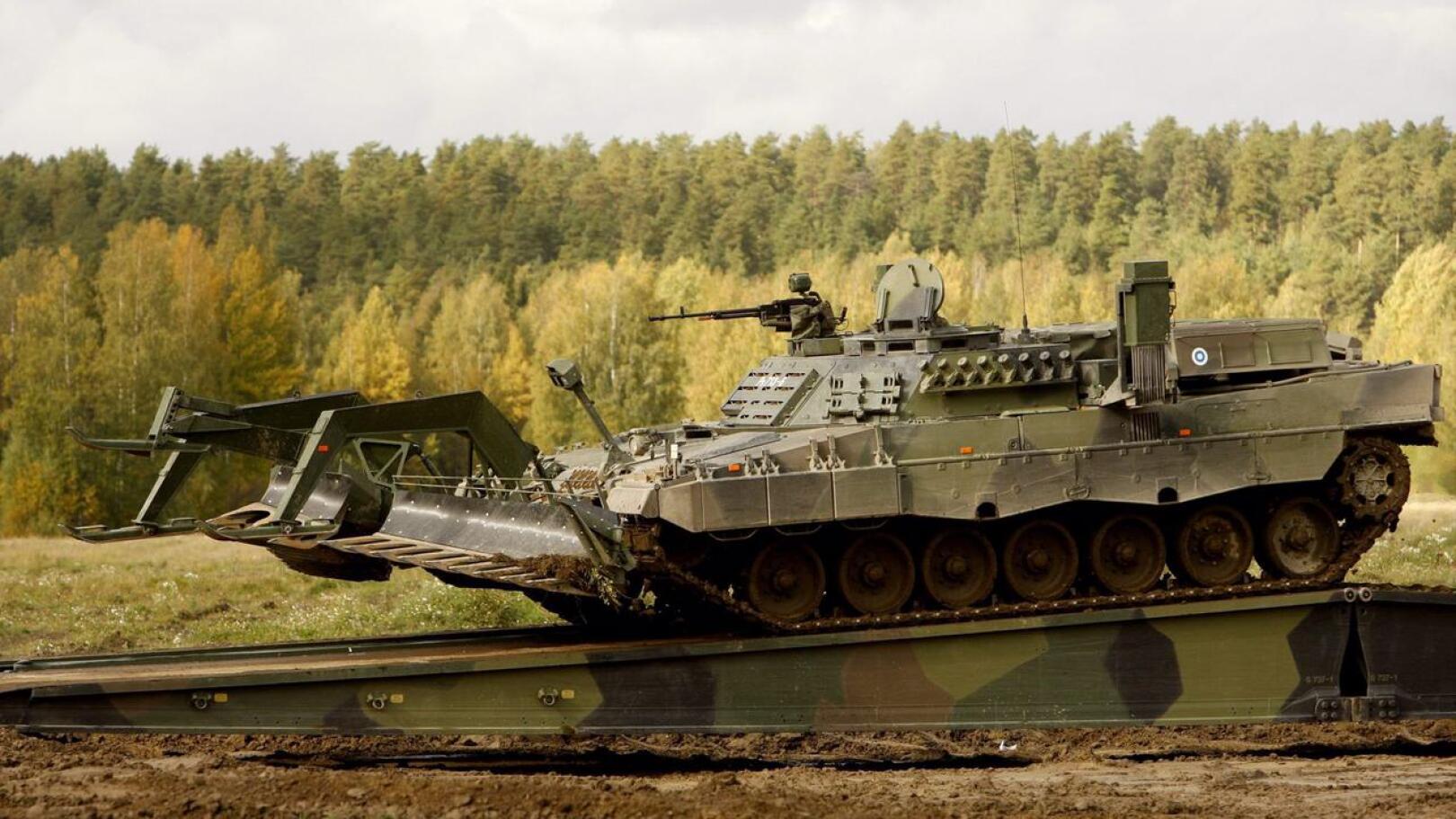 Suomi luovuttaa Ukrainalle kolme kappaletta Leopard 2 -raivauspanssarivaunuja. 