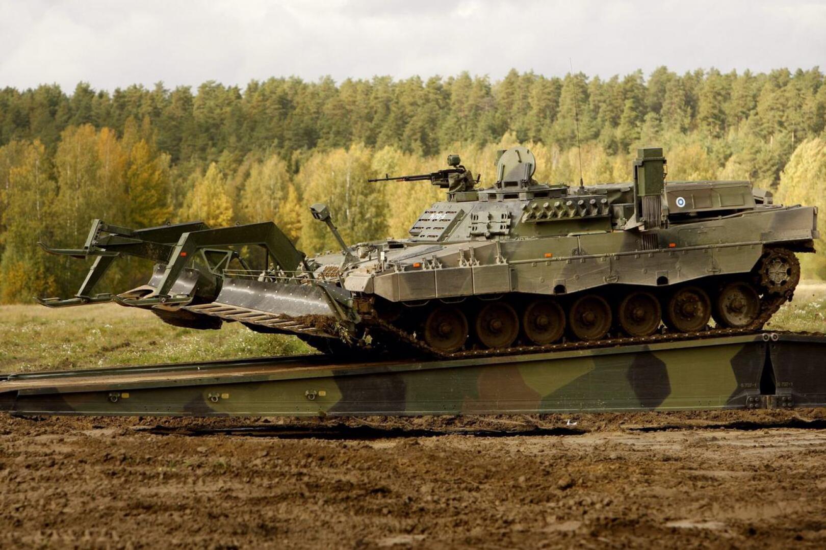 Suomi luovuttaa Ukrainalle kolme kappaletta Leopard 2 -raivauspanssarivaunuja. 