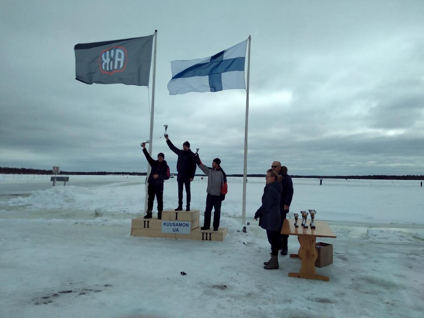 Tero Kivipelto voitti sunnuntaina jäärata-ajon SM-kilpailun viimeisen osakilpailun erikoisliukuesteluokassa.