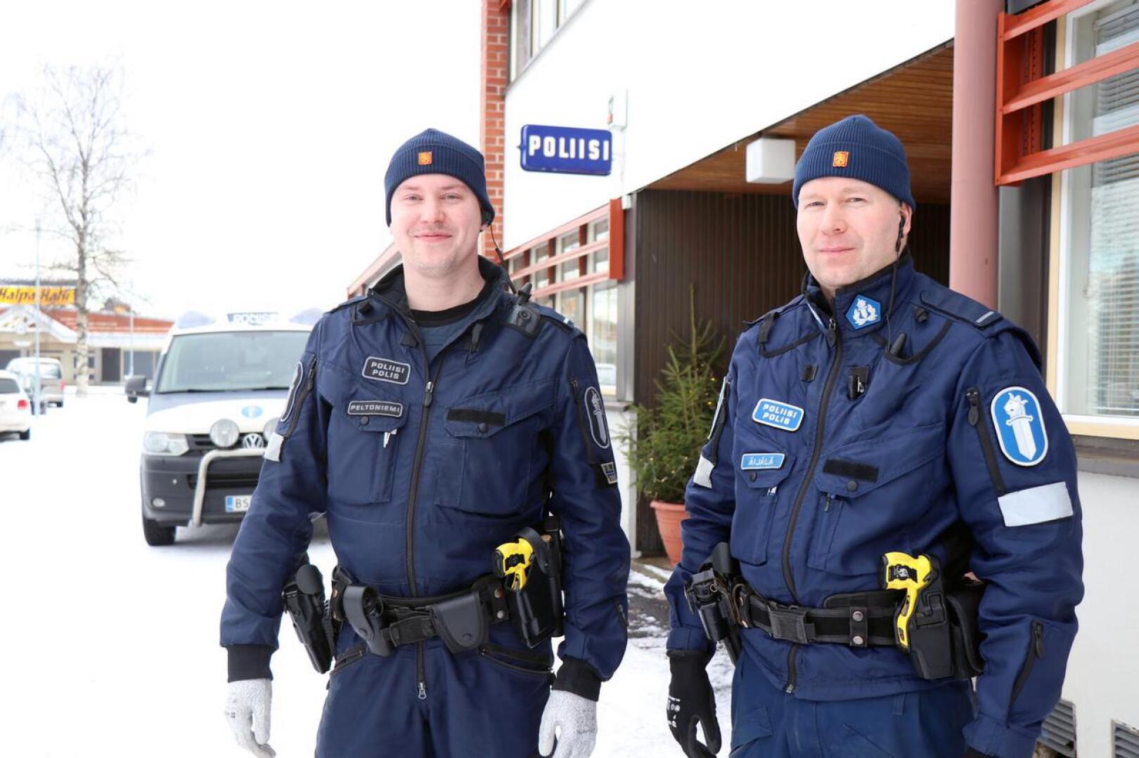 Jimi Peltoniemen ja Pauli Äijälän muodostama poliisipartio aloittaa työvuoronsa nykyään Kaustisen poliisiasemalta. Aiemmin lähtöpaikkana oli Kannus.