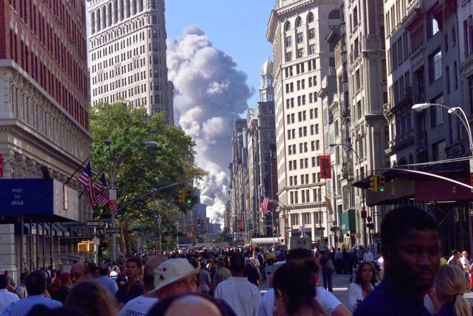 Tämä näky piirtyi Manhattanilla olleiden verkkokalvoille syyskuun 11. päivän aamuna vuonna 2001.