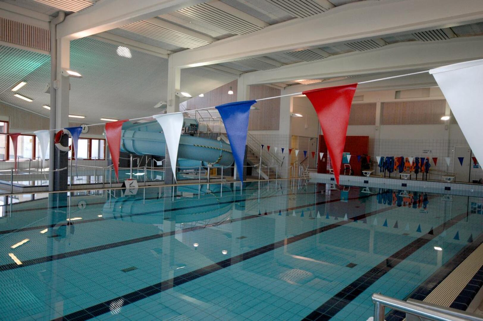 Ylivieskan uimahalli pysyy ensi viikon auki erityisjärjestelyin ja kävijämäärää rajoittaen.