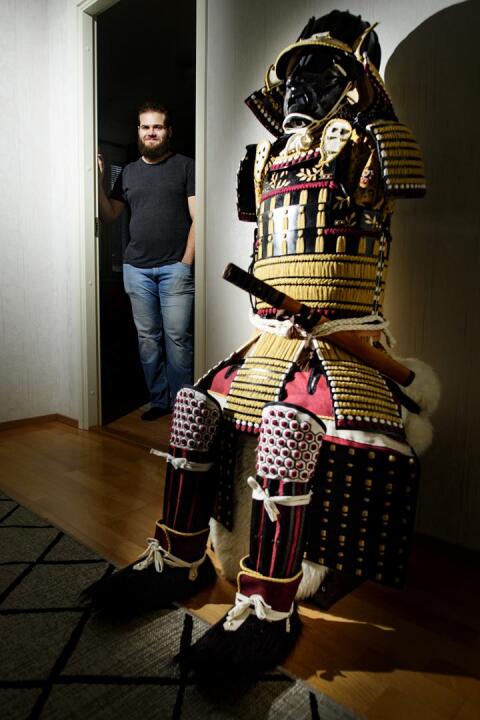 Samurai-haarniskan tekeminen on vienyt Teemu Mäenpäältä aikaa kahdeksan vuotta. Haarniska on aseteltu oikeaoppisesti istuma-asentoon.