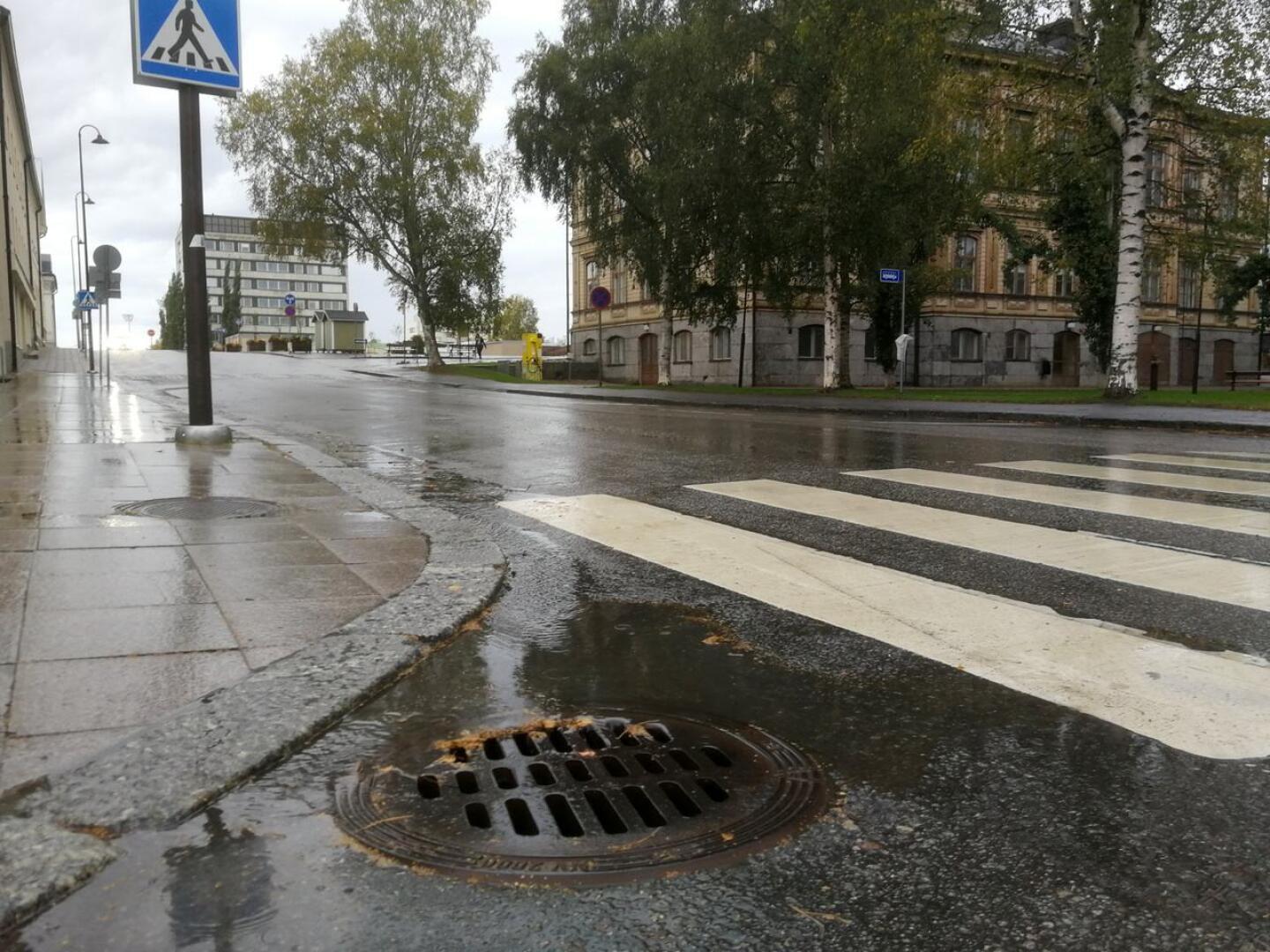 Sade-, sulamis- ja kuivatusvesien käsittely maksaa Pietarsaaressa enemmän kuin mitä kiinteistökohtaisilla hulevesimaksuilla kerätään. Raatihuoneella istuva kaupunginvaltuusto saanee eteensä korotusehdotuksen.