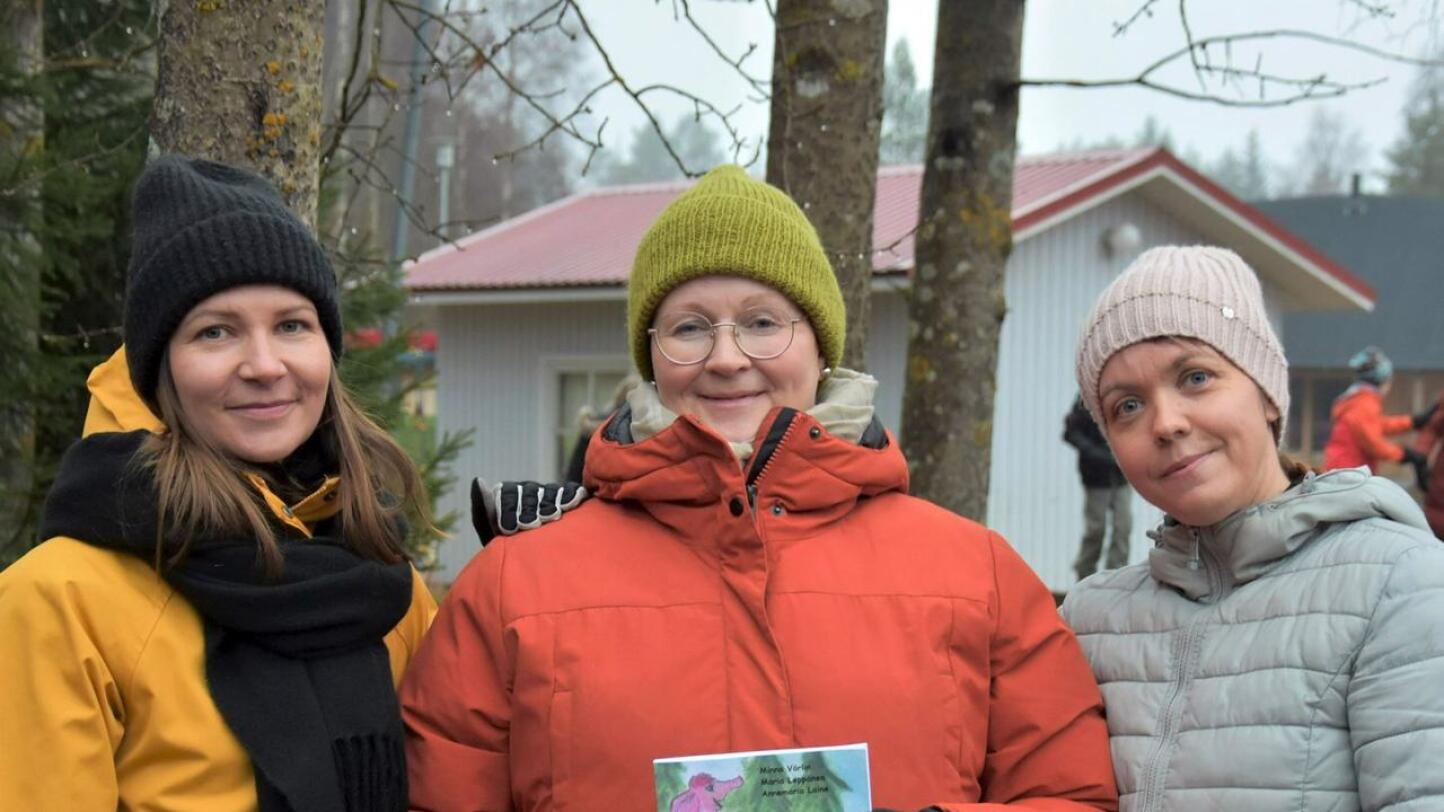 Yhteisellä asialla. Työkaverit (vas.) Maria Leppänen, Annemaria Laine ja Minna Vörlin julkaisivat lapsille suunnatun Yhteinen asia – Kestävän kehityksen satuja ja tehtäviä -kirjan. 
