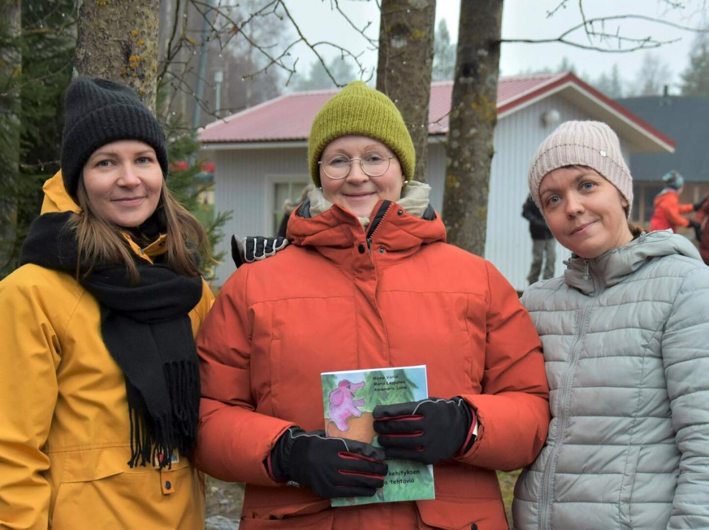 Yhteisellä asialla. Työkaverit (vas.) Maria Leppänen, Annemaria Laine ja Minna Vörlin julkaisivat lapsille suunnatun Yhteinen asia – Kestävän kehityksen satuja ja tehtäviä -kirjan. 