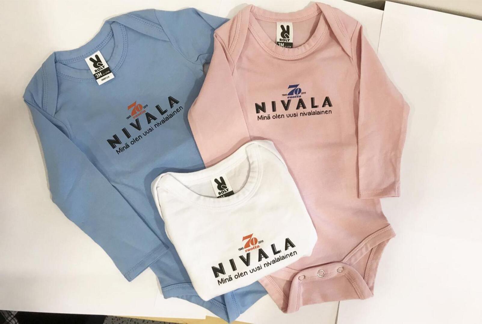 Nivala-lehden bodya on tarjolla juhlavuoden vauvoille kolmessa eri värissä.
