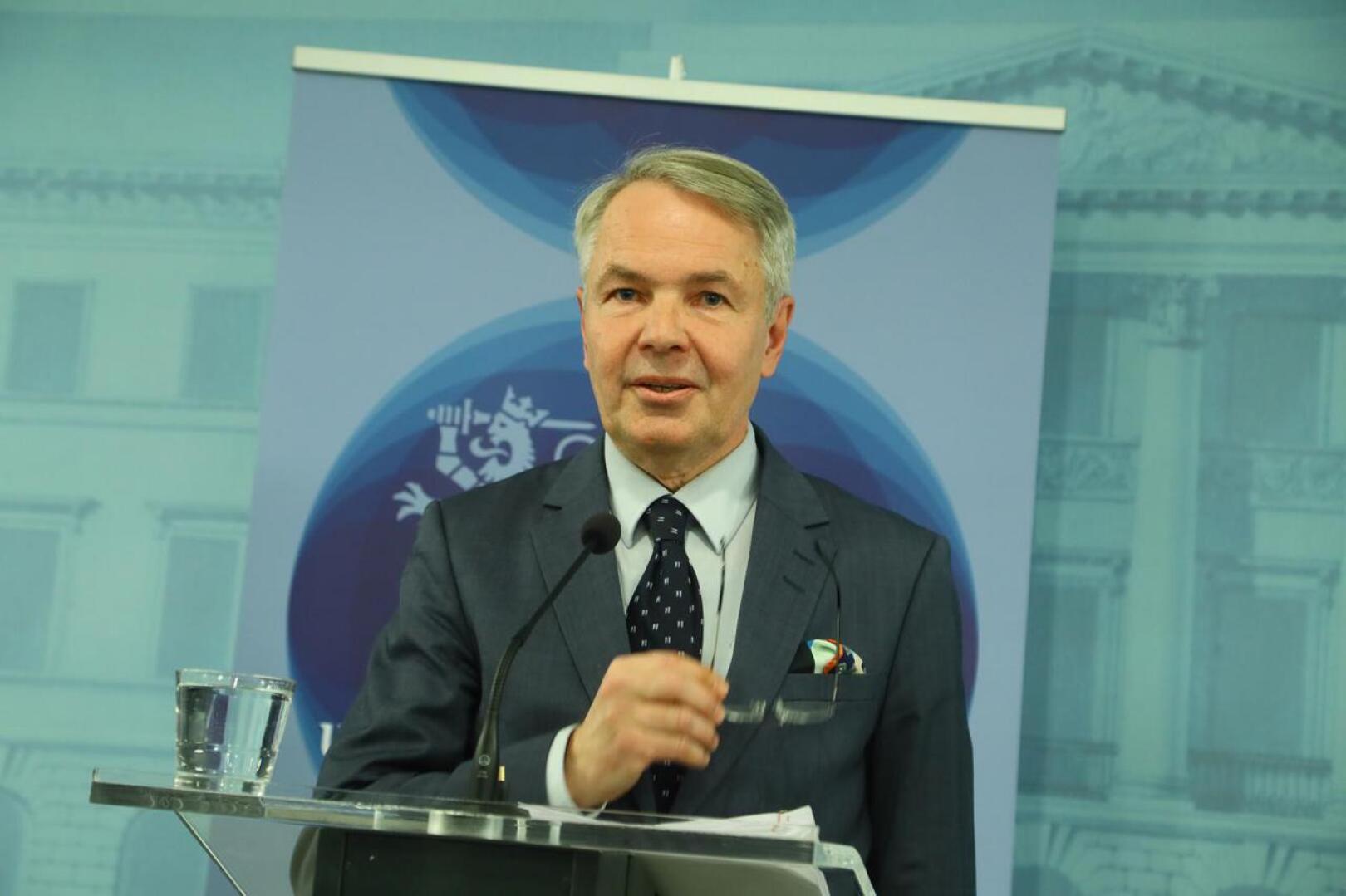 Ulkoministeri Pekka Haavisto tiedotustilaisuudessa keskiviikkona valtioneuvoston linnassa.