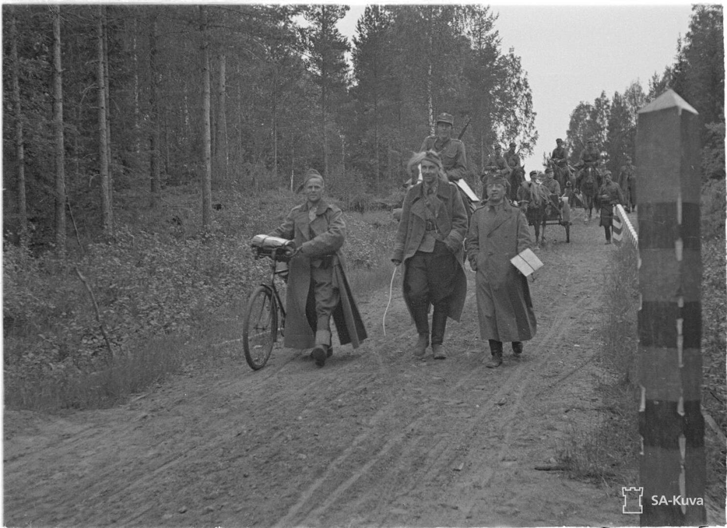Everstiluutnantti Susitaipaleen esikunta marssi valtakunnan rajan yli Värtsilän Ilomäessä heinäkuun alussa 1941.