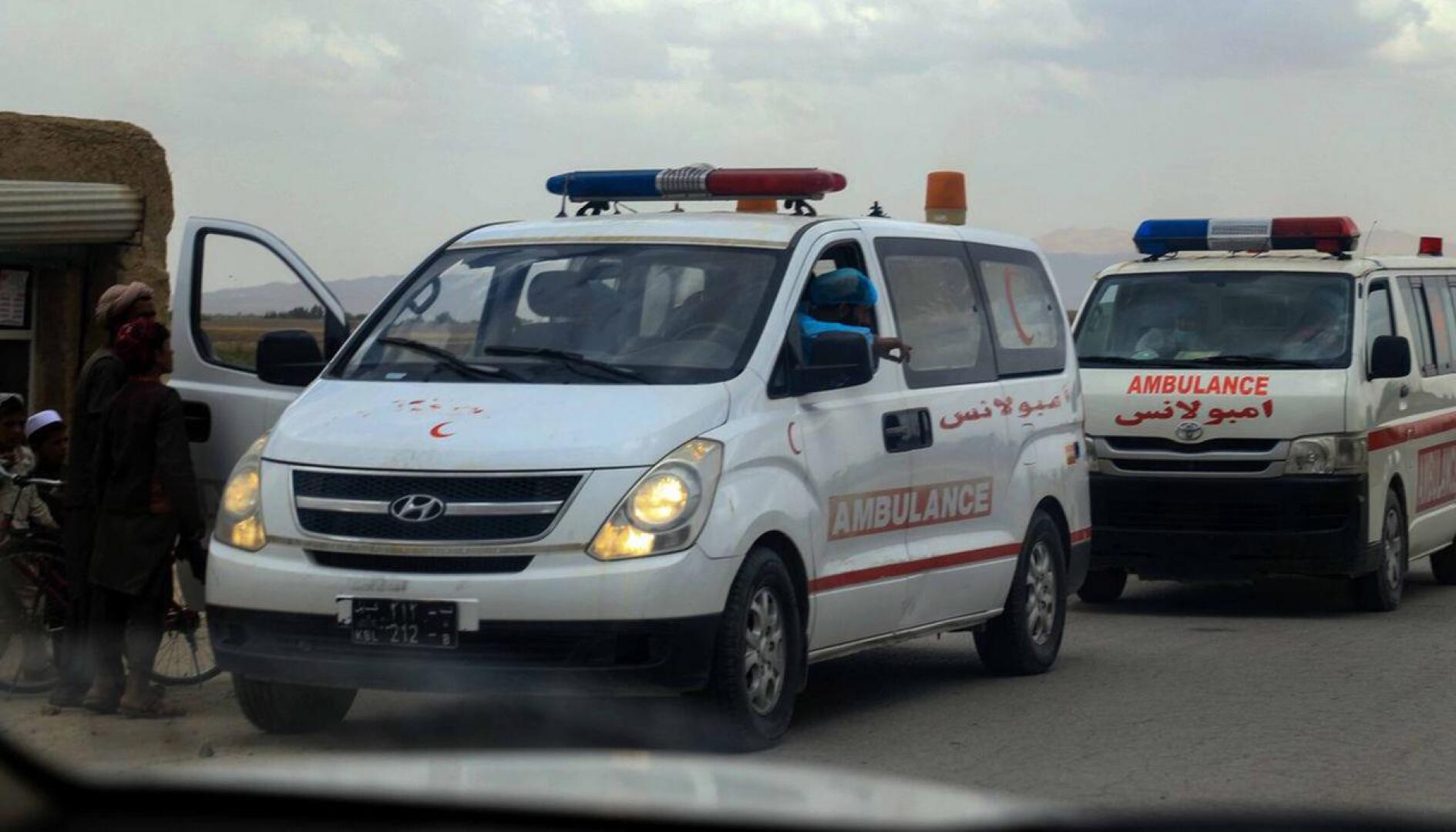Ambulanssit kuljettavat maanjäristyksessä loukkaantuneita sairaaloihin Afganistanissa.