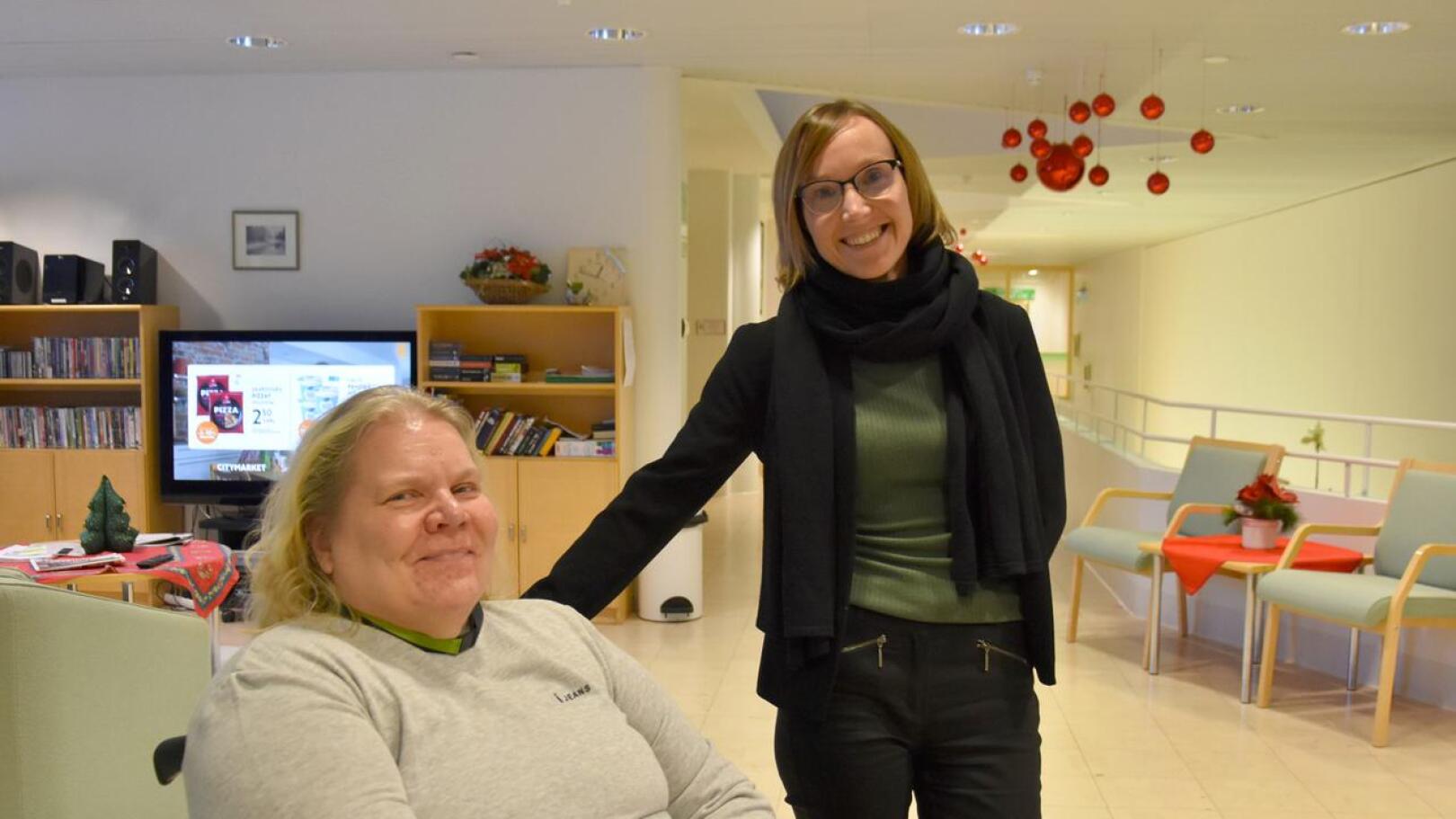 Tutustumista. Johanna Rautakoski (oikealla) on saanut lämpimän vastaanoton Kitinkannuksessa. Kuvassa Kitinkannuksen asiakas Tuija Orrenmaa vaihtamassa mielipiteitä Rautakosken kanssa.