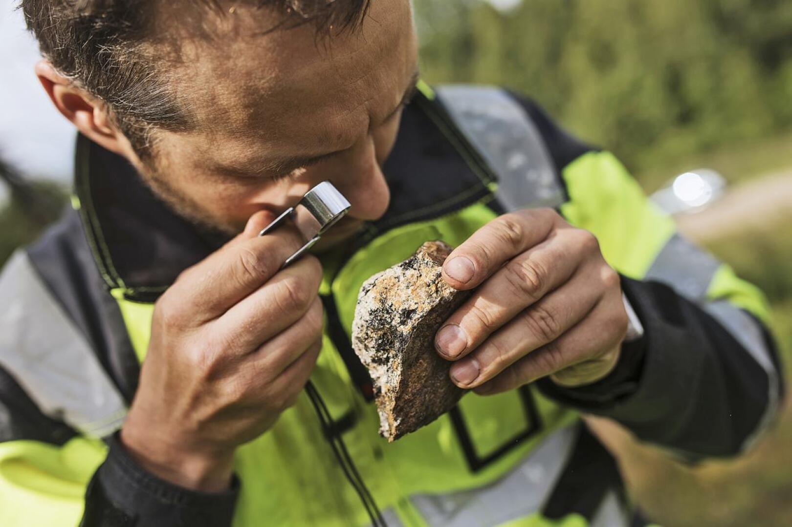 Kallioperäkartoituksessa havainnoidaan lohkareita ja kallioperää ja otetaan näytteitä kevein menetelmin, esimerkiksi kivivasaralla. Kuvassa tehdään mineraalipotentiaalitutkimusta. 