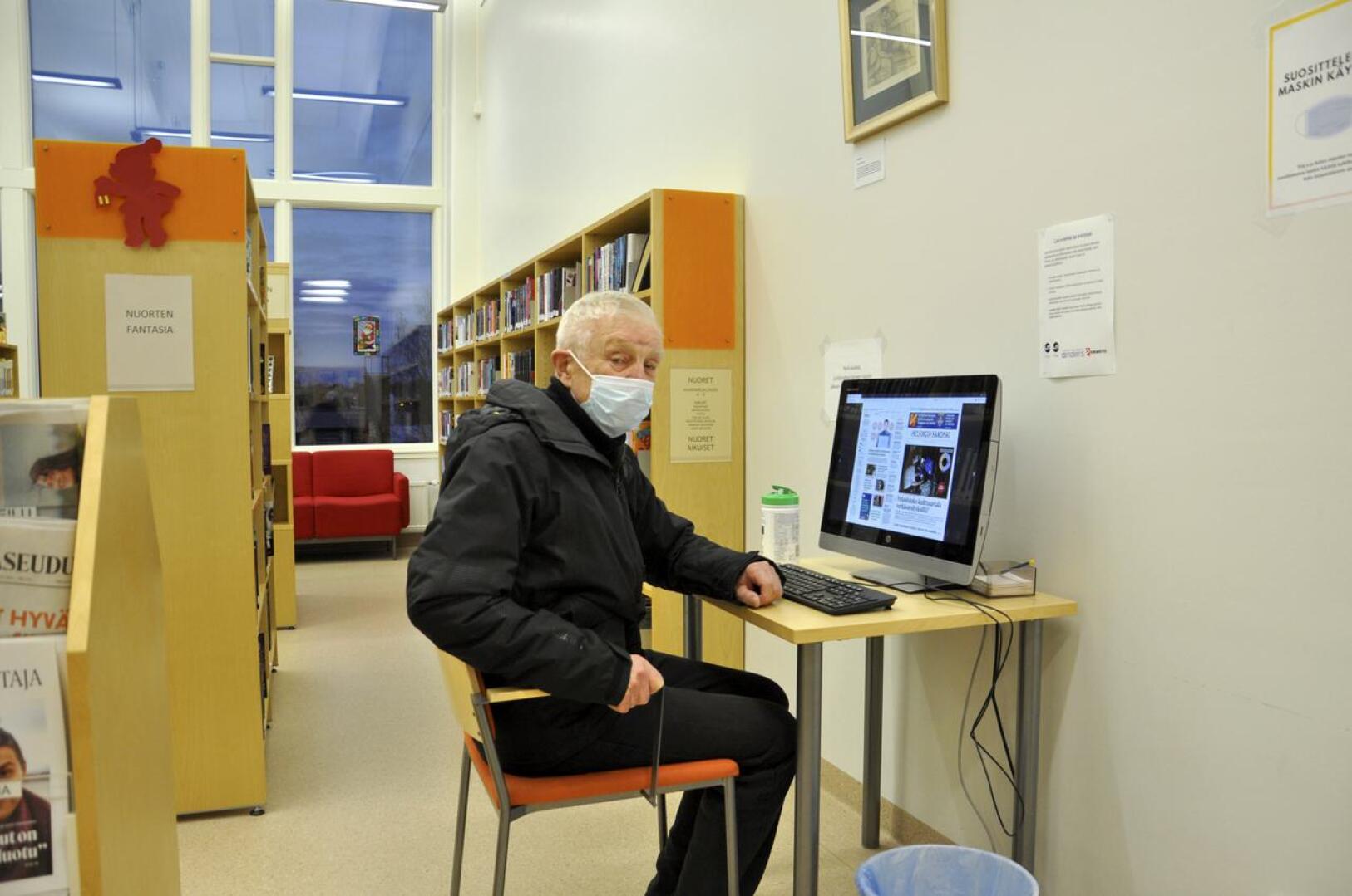 Jorma Linnarinne oli kirjaston ensimmäinen omatoimiasiakas Toholammilla. Hän käy kirjastossa eniten lukemassa lehtiä, monesti sähköisiä versioita.