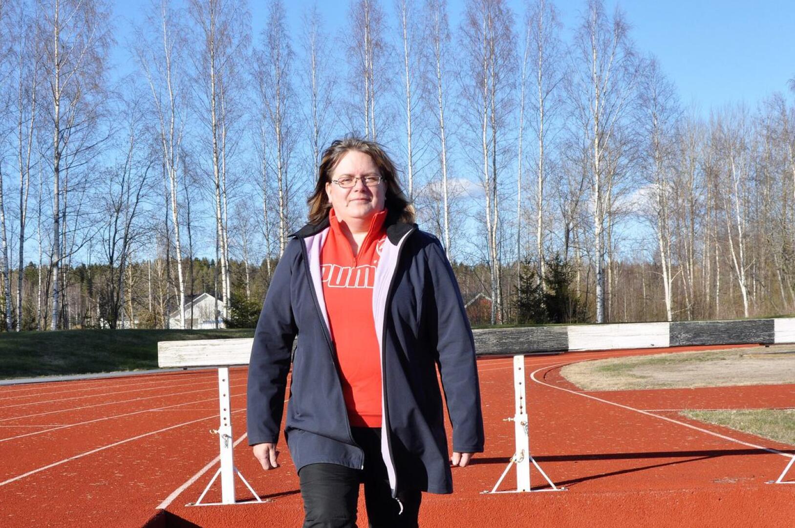 Marika Sandkulla on ollut järjestämässä monia IF Åsarnan kilpailuja Alavetelin urheilukentällä.