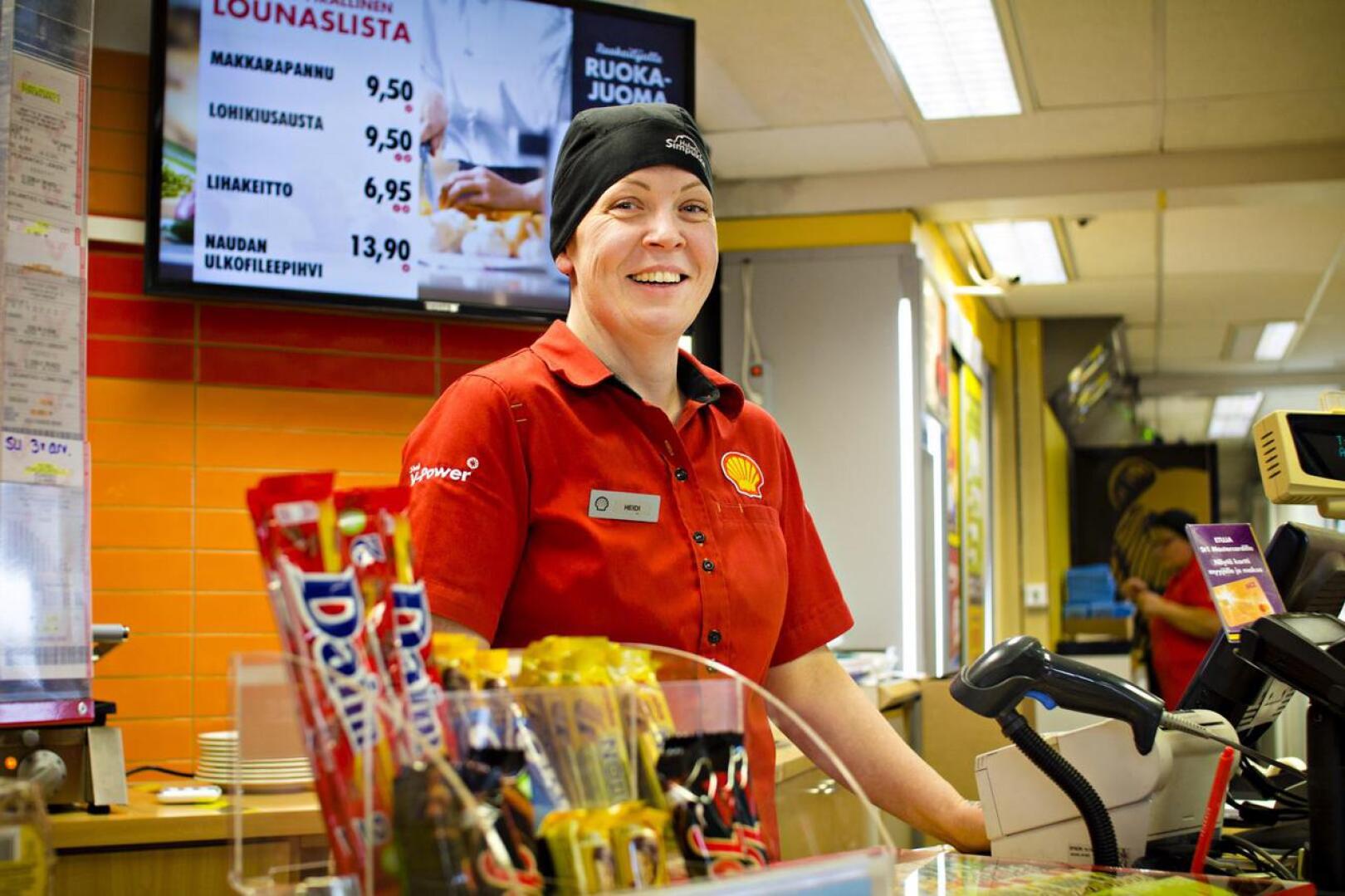 Heidi Kolppasen voi tavata Kalajoen Shellin tiskin takana. Ennen nykyistä työtään hän toimi ravintolapäällikkönä Vitsarin Shellillä Kokkolassa.
