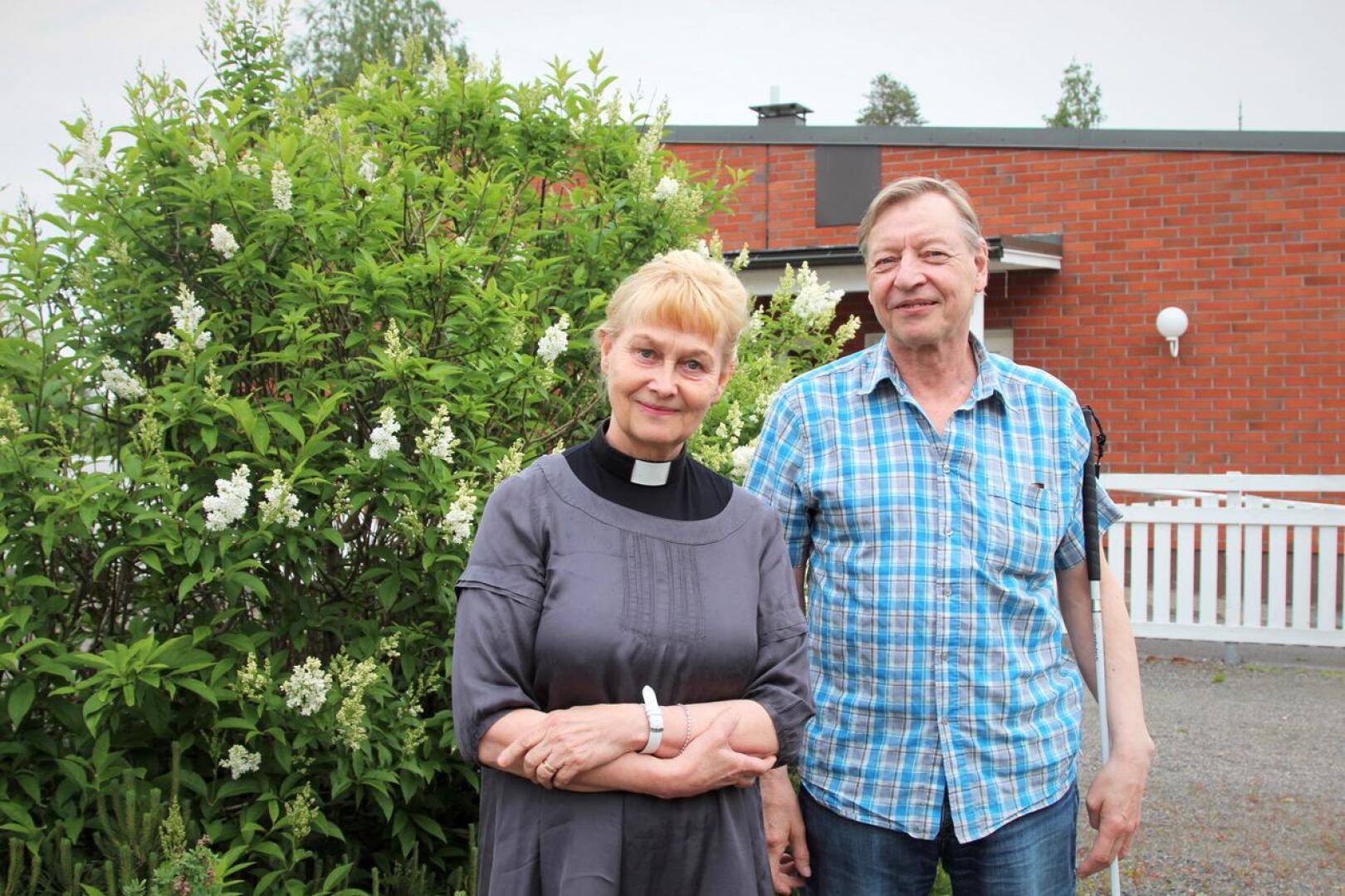 Perhon kirkkoherran tehtävistä heinäkuun lopussa eläköityvä Eija Seppä toimi Harri Kivistön harjoittelun ohjaajana.