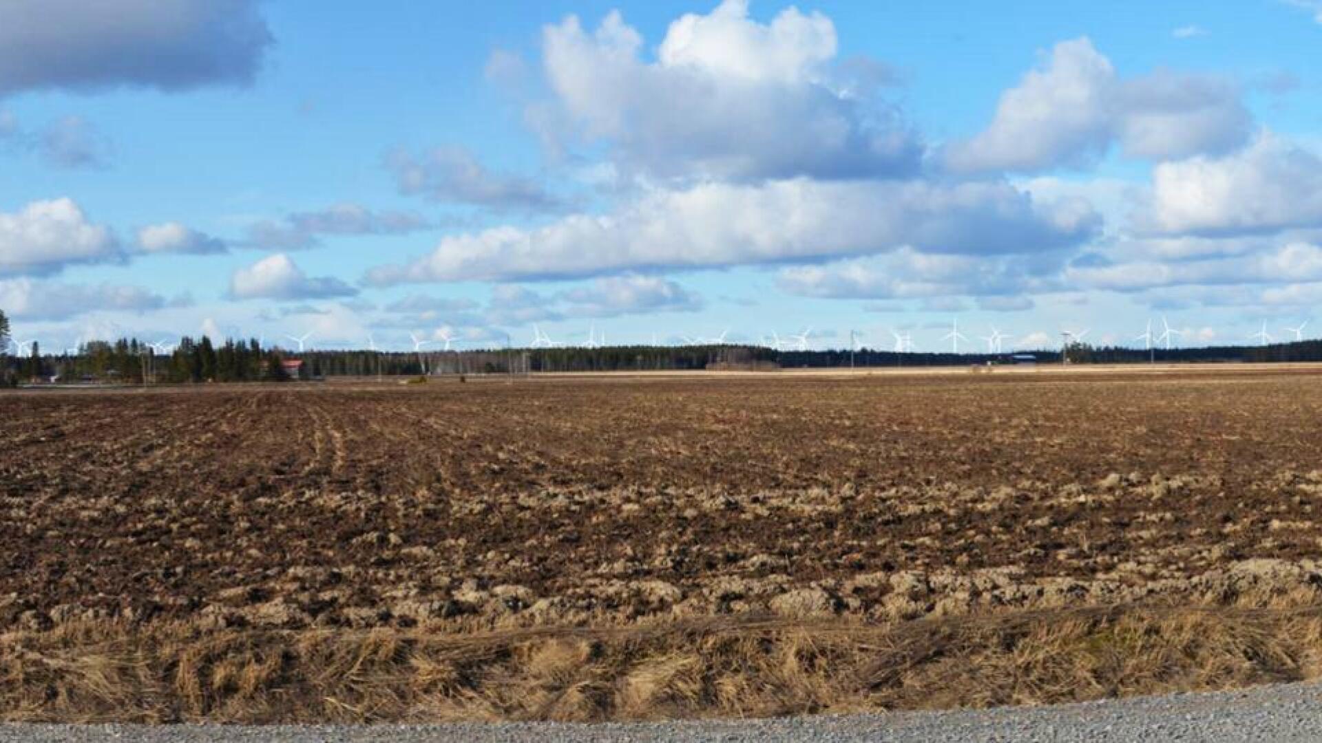 Havainnekuva Puutionsaaren tuulimyllyistä Sarjankylältä. Kuvauspaikan likimääräinen osoite on Ojanperäntie 79.
