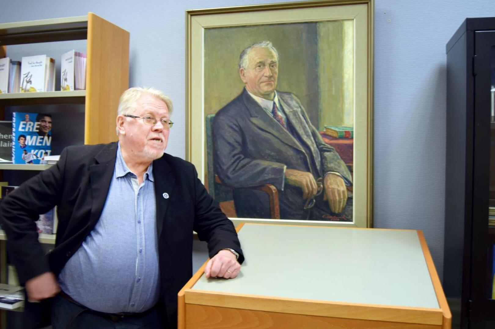 Lars Sund vieraili Pietarsaaressa vuonna 2017 runoilija Viktor Sundin hyväksyvän katseen alla. 