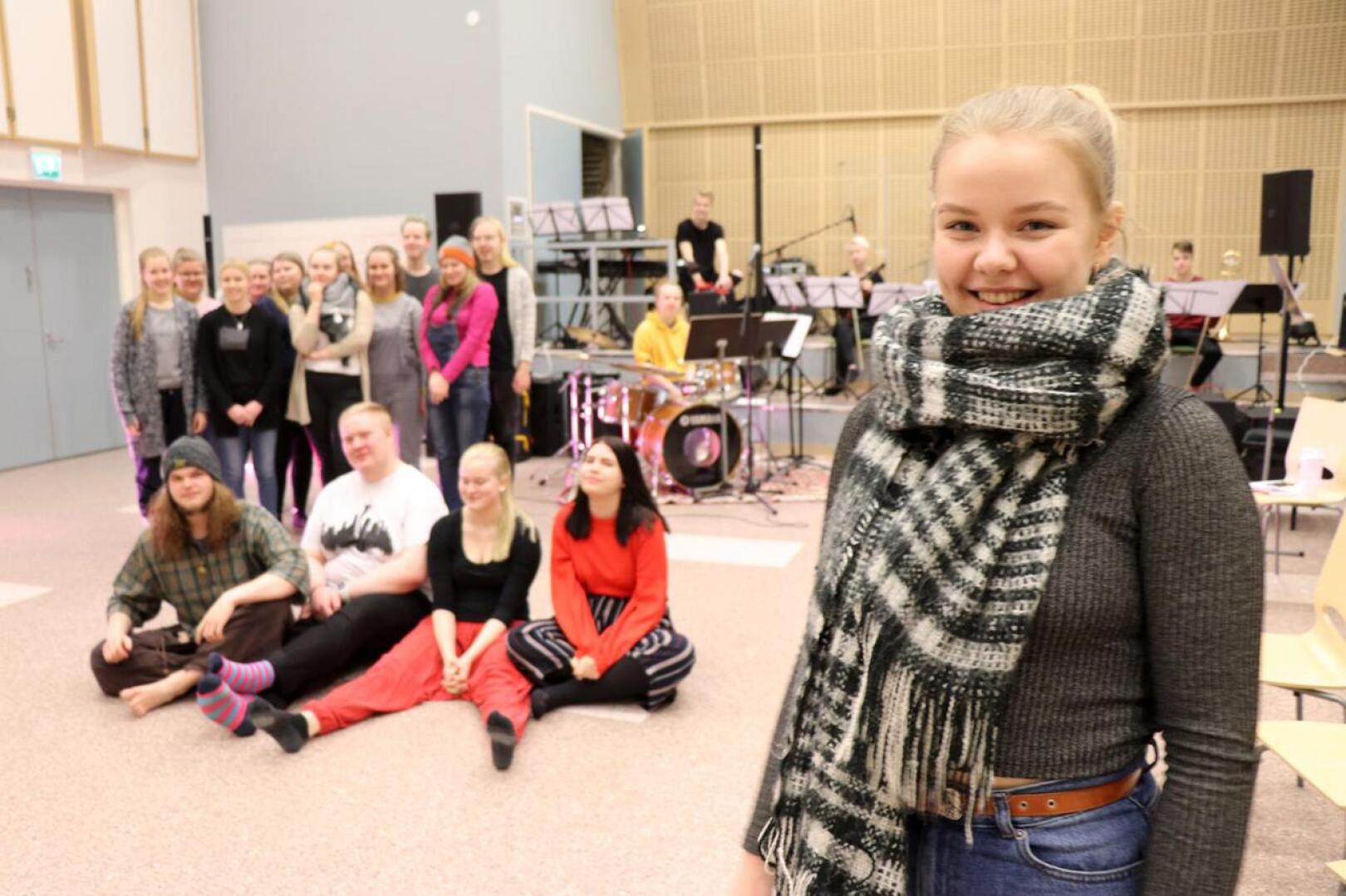 Kaustisen musiikkilukion kevään Oliver!-musikaalissa lavalla nähdään kymmeniä nuoria. Saana Heikkinen esittää musikaalin nimiroolia.