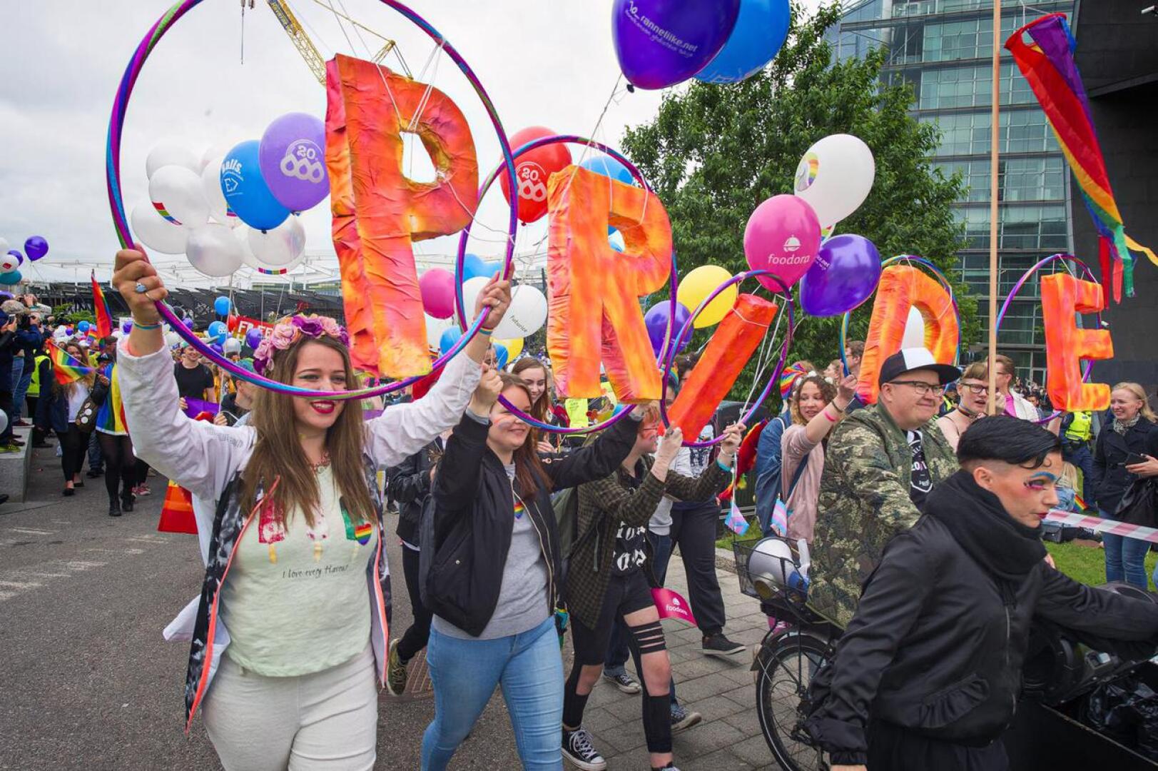 Viime vuonna Pride-kulkueessa marssi kolminkertainen määrä edellisvuoteen verrattuna. Jopa 100 000 ihmistä. Arkistokuva Helsinki Pride-kulkueesta vuodelta 2018.