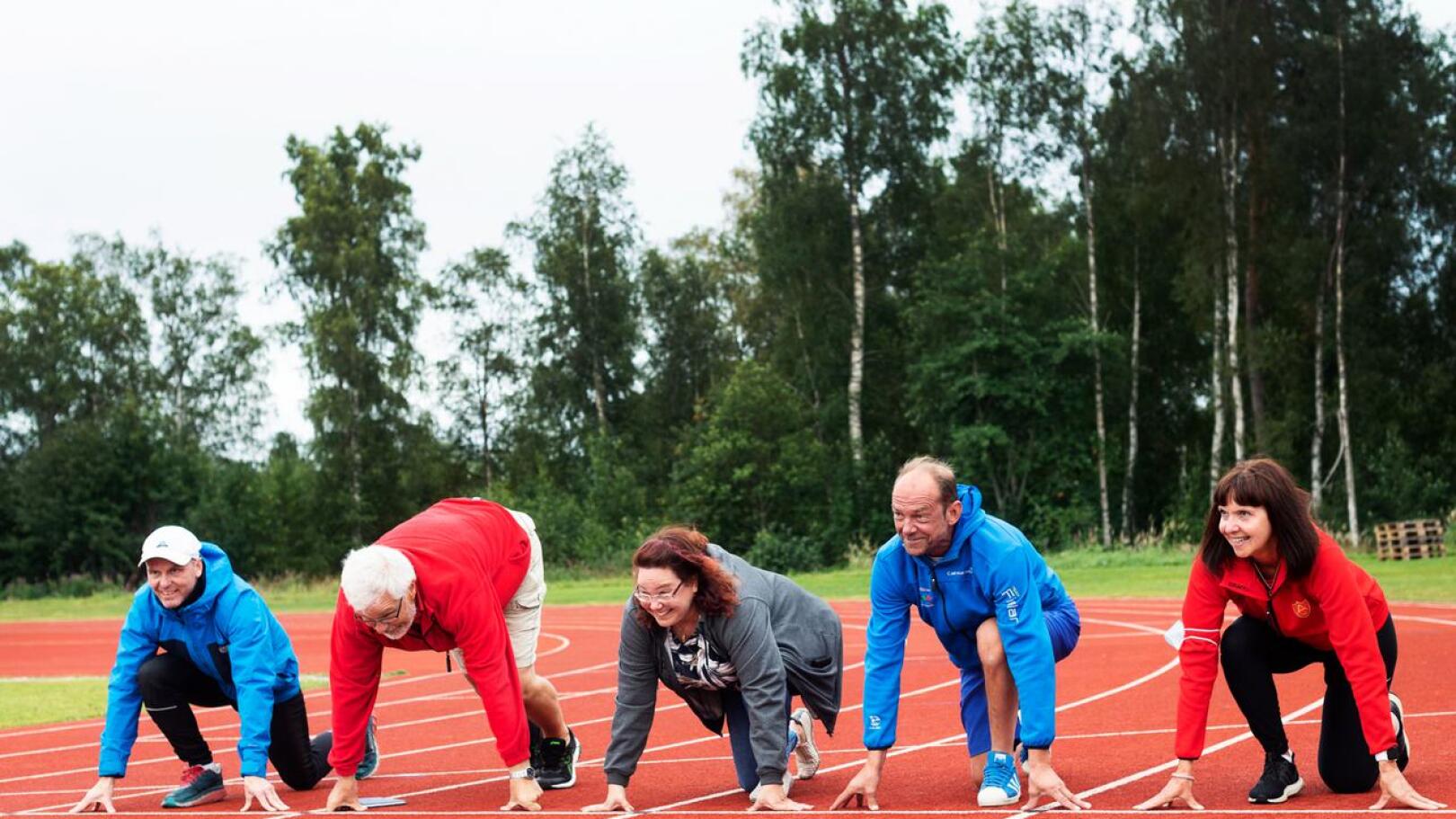Nuorten yleisurheilun SM-kisojen kisajärjestäjät ovat valmiina viikonlopun kisakoitokseen Kokkolan Kirkonmäen kentällä. Kuvassa vasemmalta oikealle Jorma Harju, Jarl-Erik Broberg, Minna Vörlin, Timo Virolainen ja Pia Björkqvist.