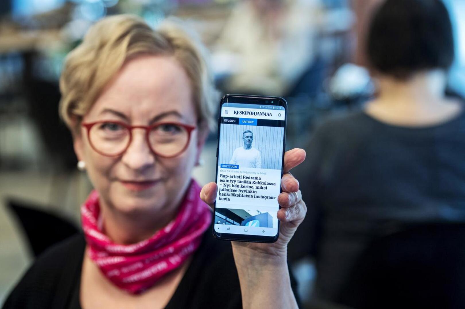 Tiina Ojutkangas esittelee Keskipohjanmaan uutta mobiilisovellusta.