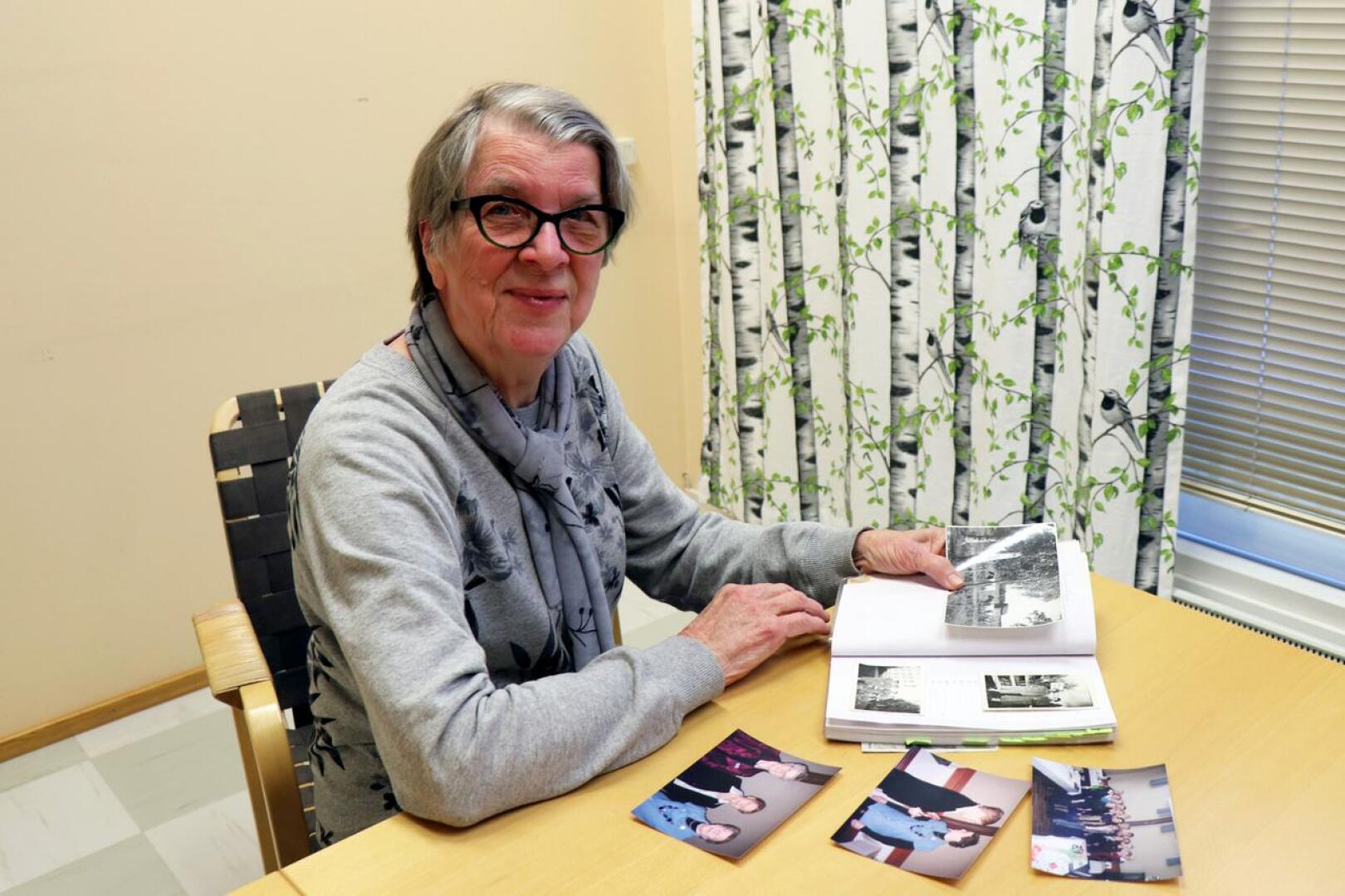 Armi Vähäkainun albumiin on kertynyt eri elämänvaiheista kuvia.