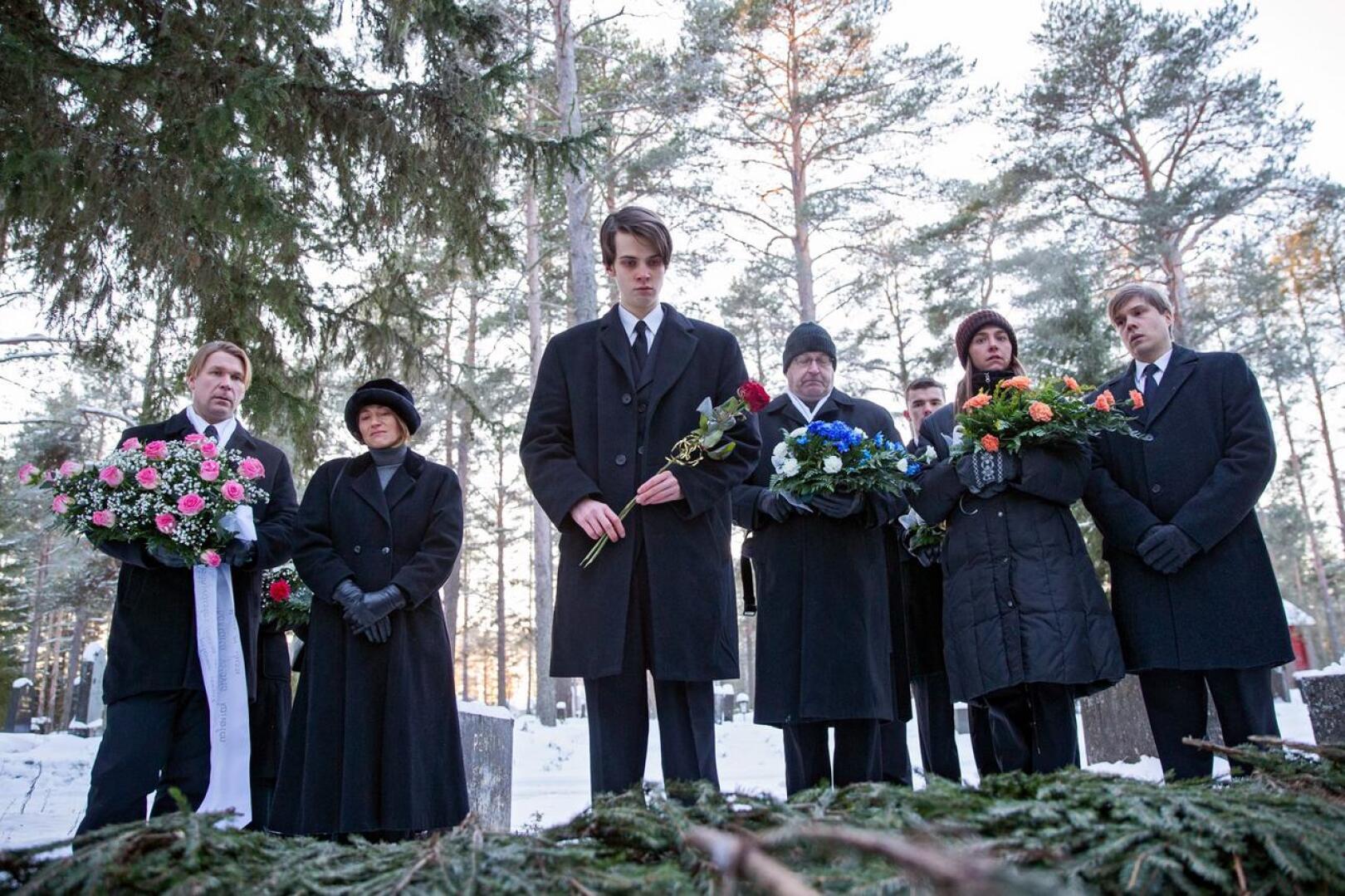 Talvi on tulossa. Poliisi Jussi (Matti Ristinen vas.) ottaa vanhempansa menettäneen Aaron (Eeli Jurvelin kesk.) suojatikseen.