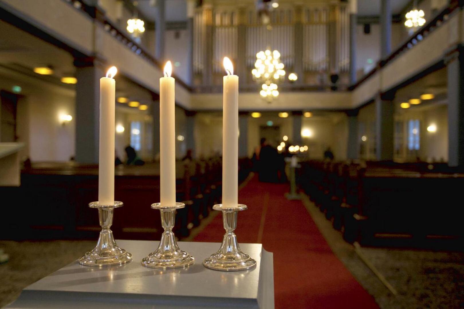 Kalajoen kirkossa sytytettiin kolme kynttilää uhrien muistoksi. 