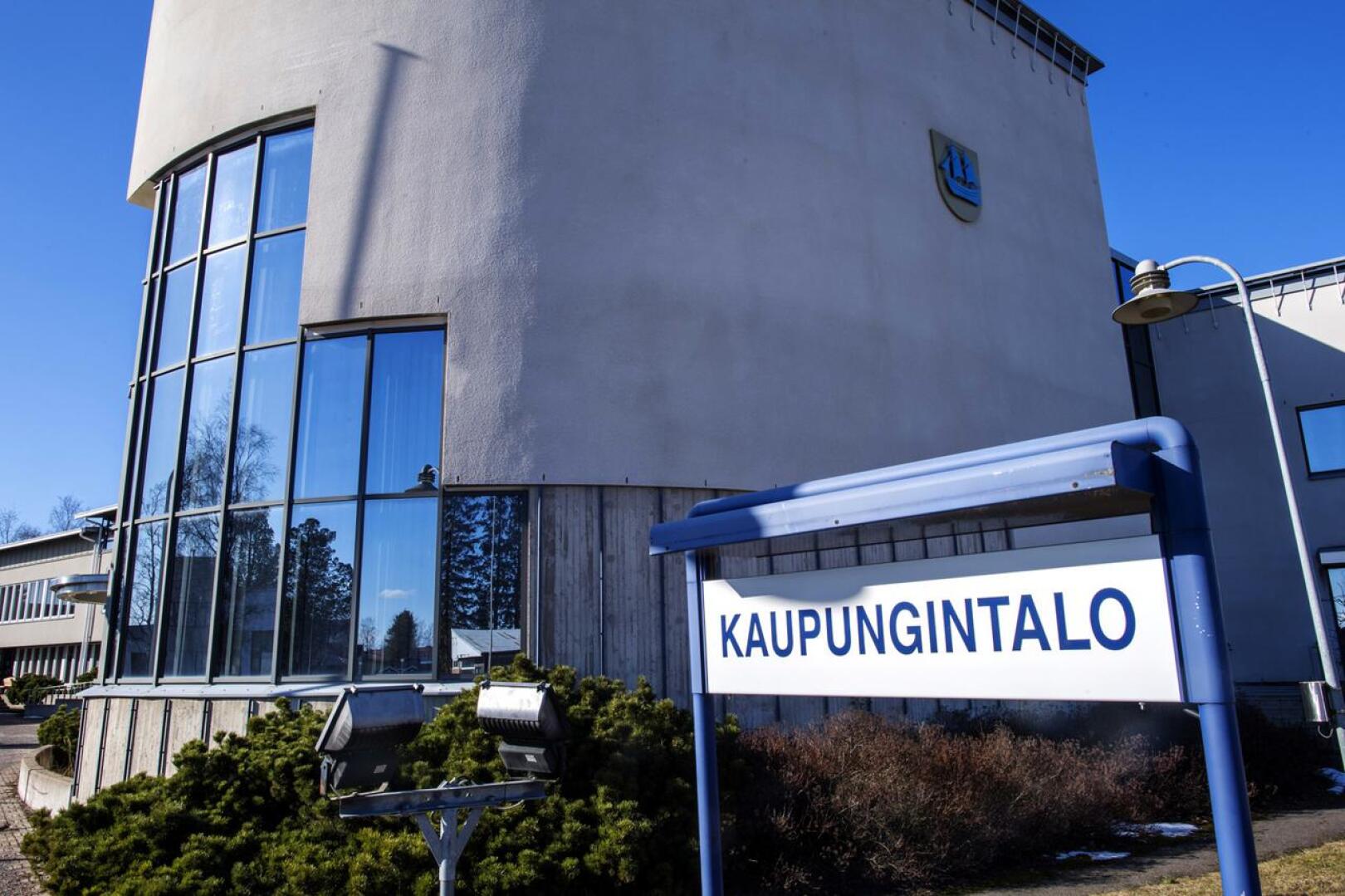 Kalajoen kaupunginvaltuuston kolmas varapuheenjohtaja Sami Salmu epäili, että kaupunginhallituksen kokouksen päätökset olisi tehty muotovirheellisesti, sillä läsnä oli saattanut olla ylimääräinen henkilö.
