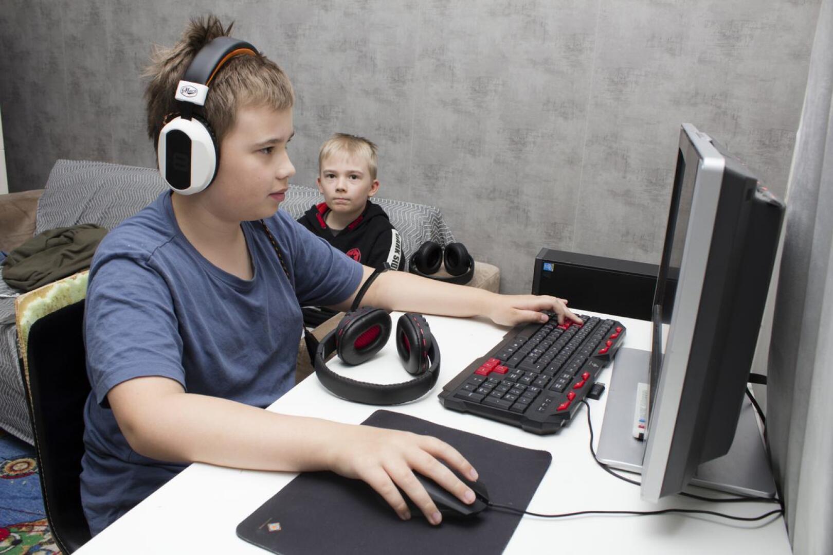 Keimo, 12, ja pikkuveli Teo, 10, viettävät aikaa ”peliluolassa”. Keimo pelaa yleensä tietokoneella ja Teo pleikkarilla.