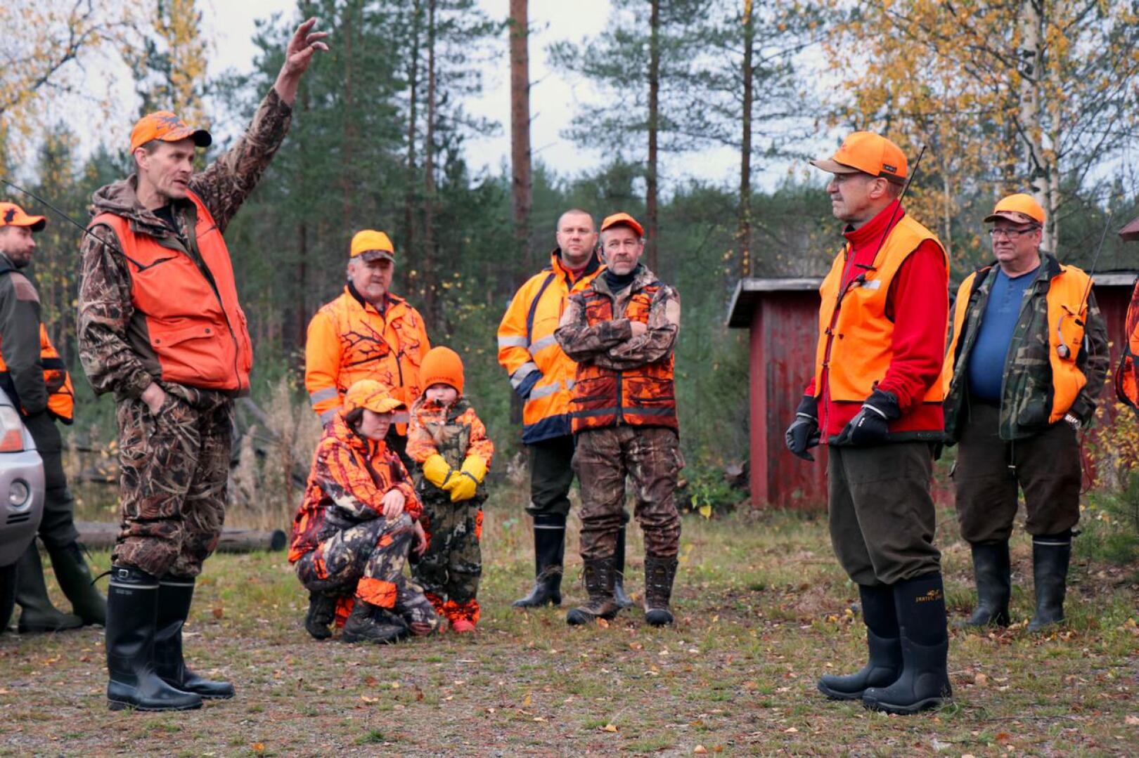 Arkistokuvassa Aulis Alanko (vas.) antaa ohjeita hirvijahdin avauksessa lokakuussa 2020 Halsuan Ylikylässä.