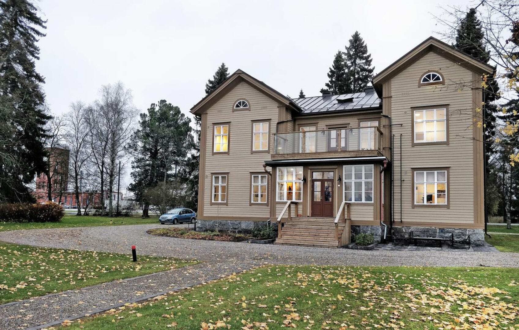 Thódenin huvilan rakennutti Carl Johan Thóden vuonna 1869 ja nimesi sen Villa Rauhalaksi.  Huvila siirtyi vuonna 1878 Otto A. Malmin omistukseen ja vuonna 1900 Wilhelm Schaumanille. Kuva takapihalta. 