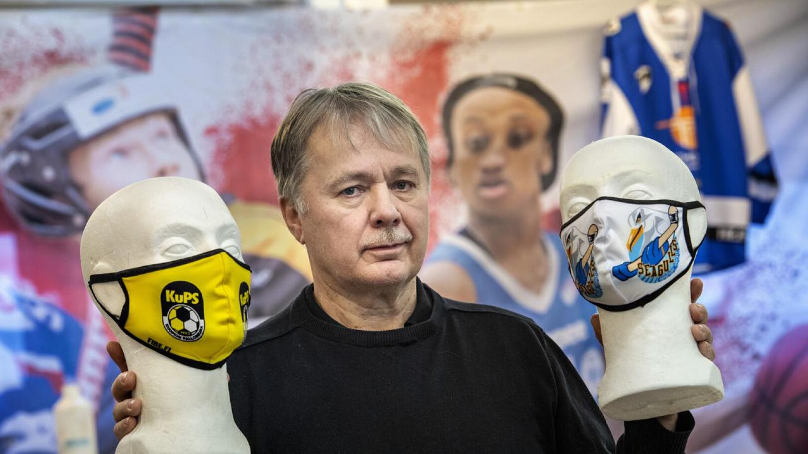 Fiben Hannu Tikkakoski esittelee urheiluseurojen maskeja, joille ei enää ole kysyntää.