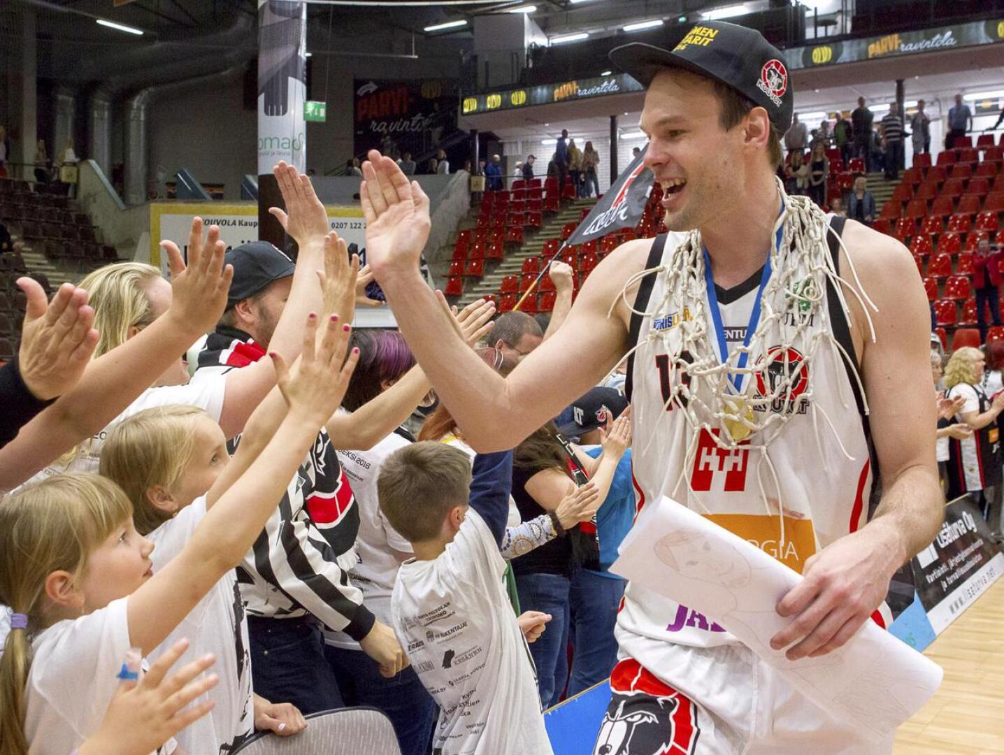 Ville Kaunisto juhli vuonna 2016 koripallon Suomen mestaruutta Kouvolan Kouvojen kapteenina.