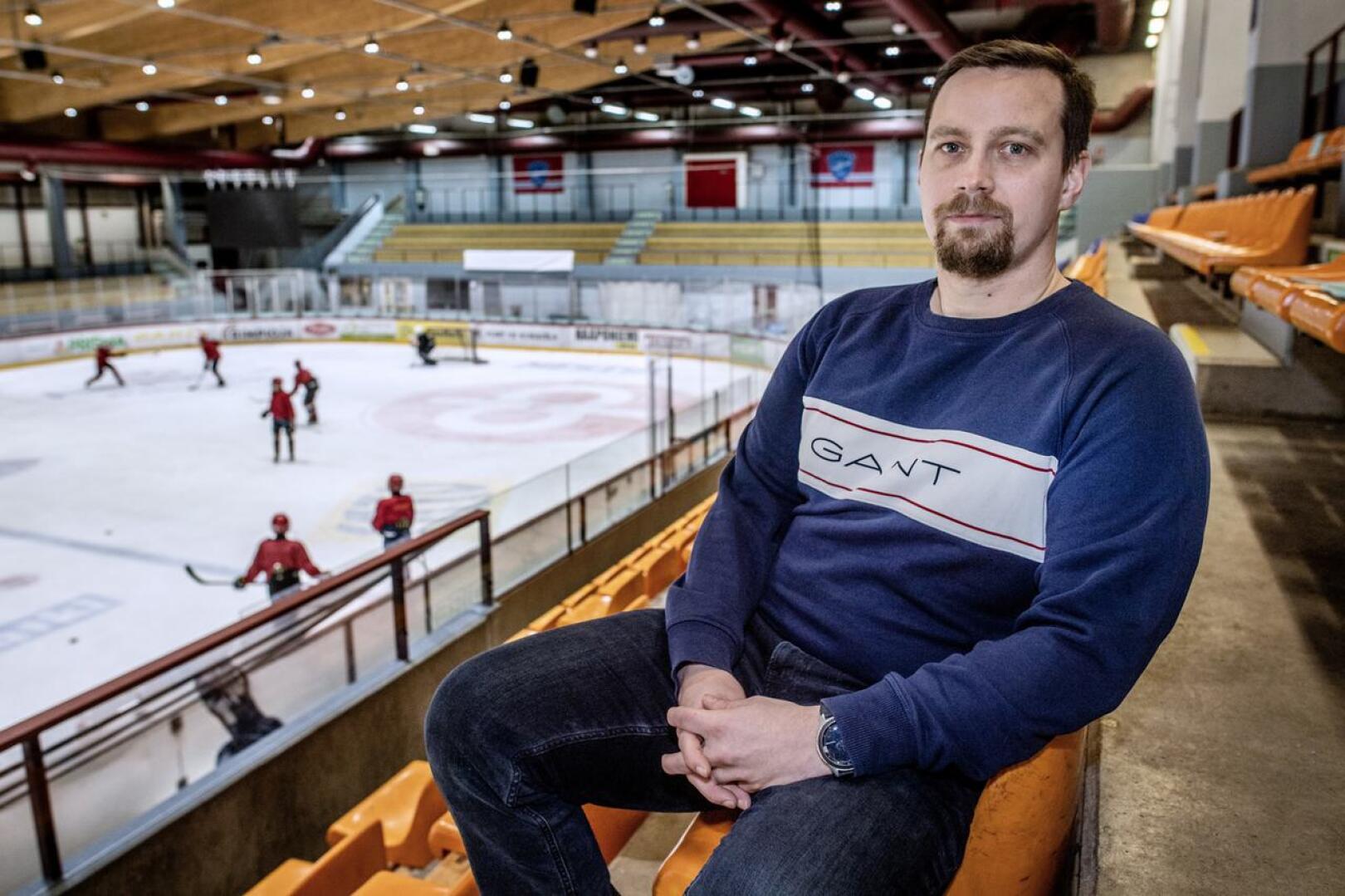 Urheilutoimenjohtaja Patrik Friisillä on pitänyt kiirettä, kun loukkaantumiset ja sairastelut ovat harventaneet Hermeksen rivejä.