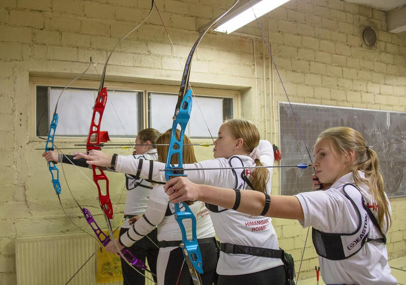 Riina Prittinen, Kristiina Korpi, Netta Kurikkala ja Johanna Rahkonen voivat treenata vanhan yläasteen kellarissa vaikka joka päivä.