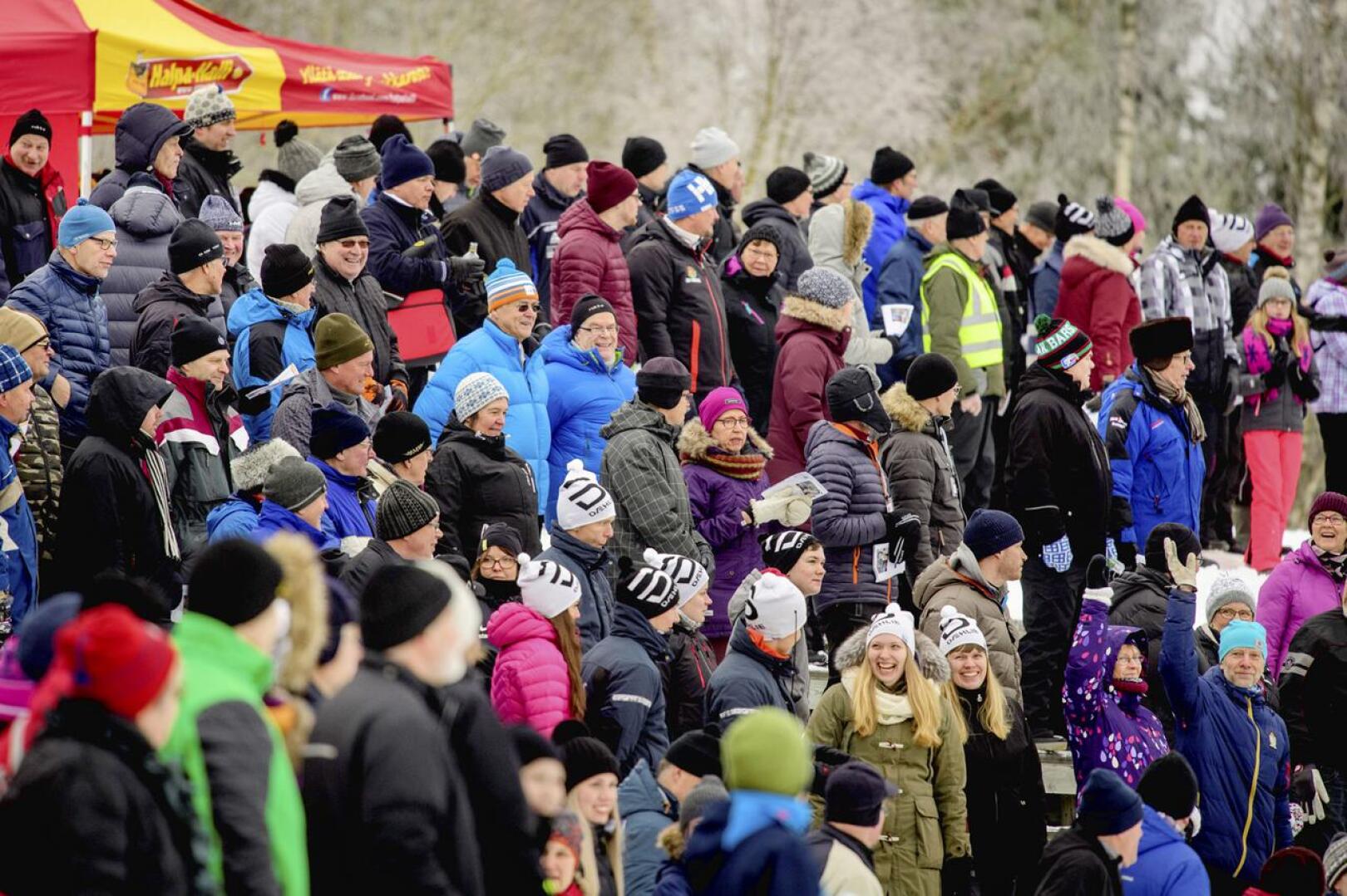 Yleisötapahtumat ovat Pohjois-Pohjanmaalla kiellettyjä 18. tammikuuta saakka. Hiihdon maakuntaviesti on suuri yleisötapahtuma, joka piti hiihtää loppiaisena Sievissä. Järjestäjät päättivät keskiviikkona siirtää kisat maaliskuulle.