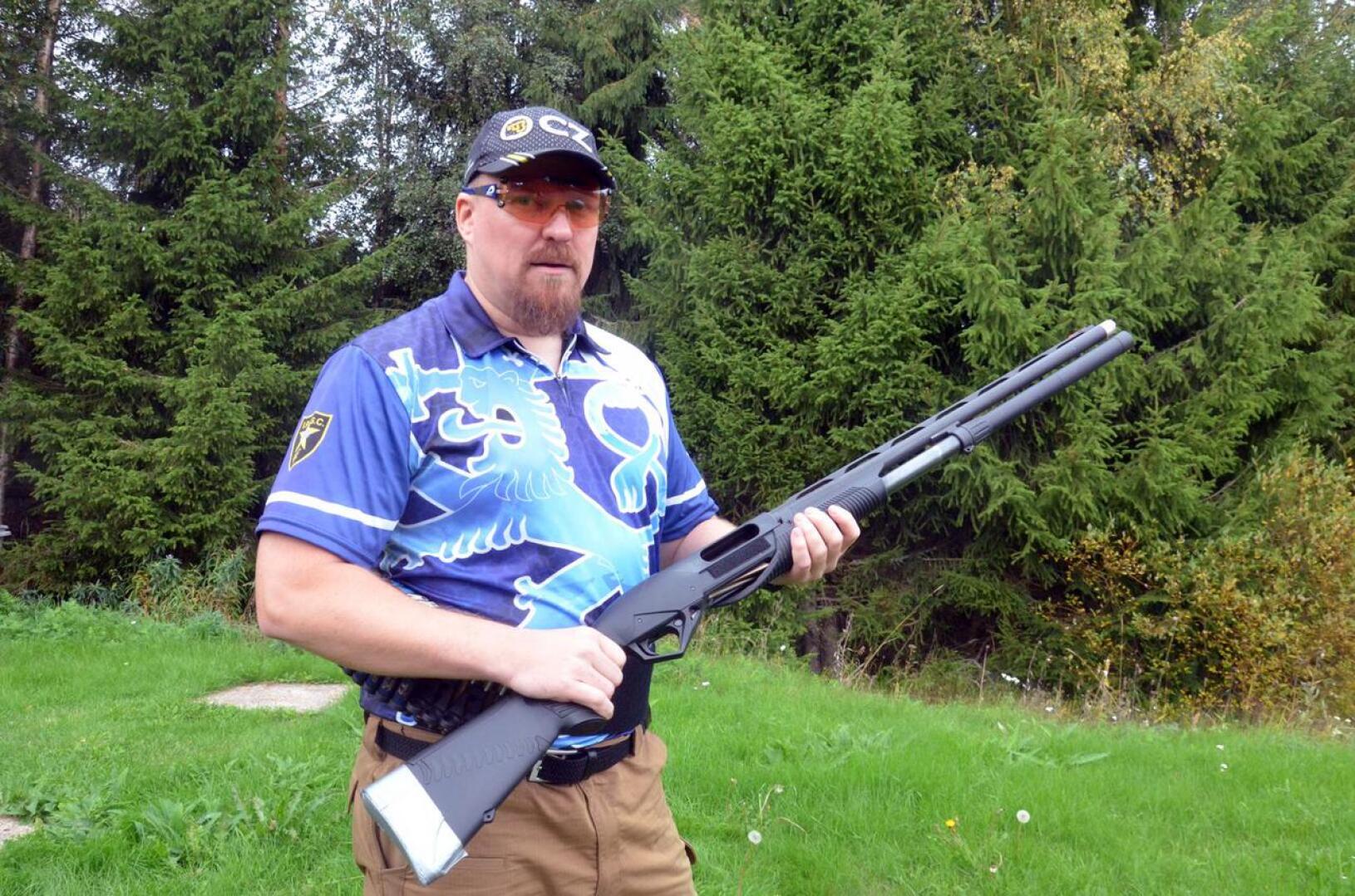 Kokkolan Urheiluampujia edustavan Juha Lukkarilan aseena on pumppuhaulikko. Practicalissa voi kilpailla myös pistoolilla tai kiväärillä.