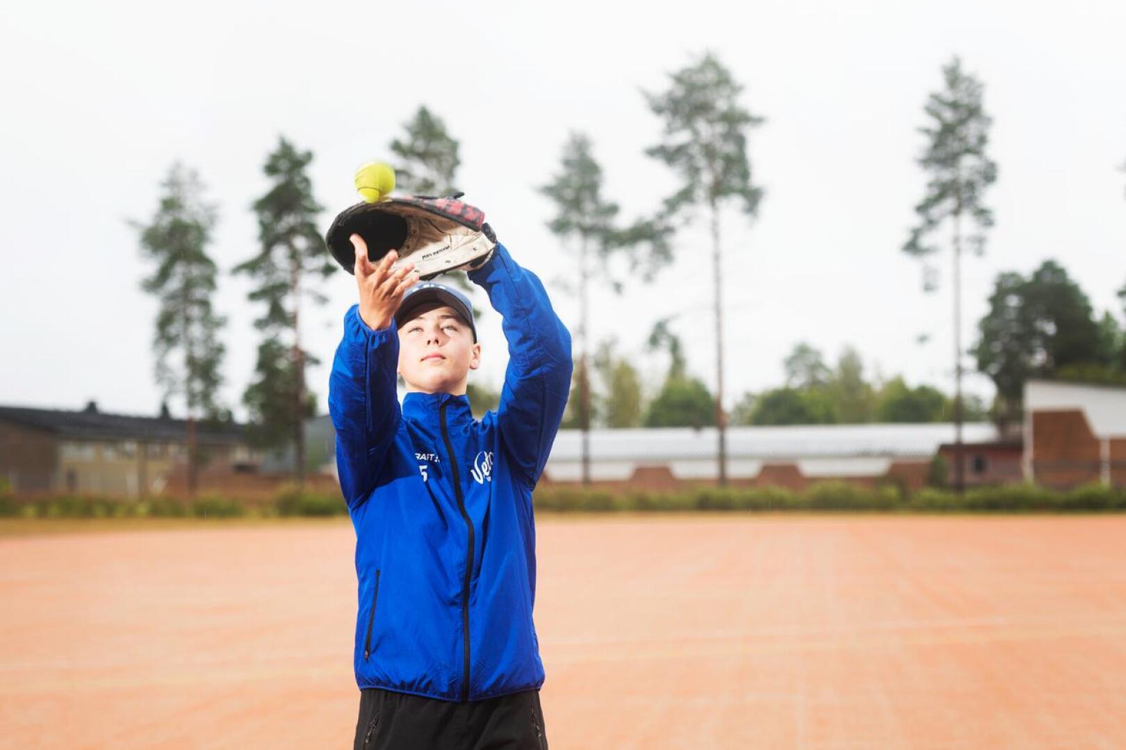 Miko Mortensen haki UrheiluAmikseen voidakseen harjoitella lajiaan pesäpalloa myös koulupäivien aikana.